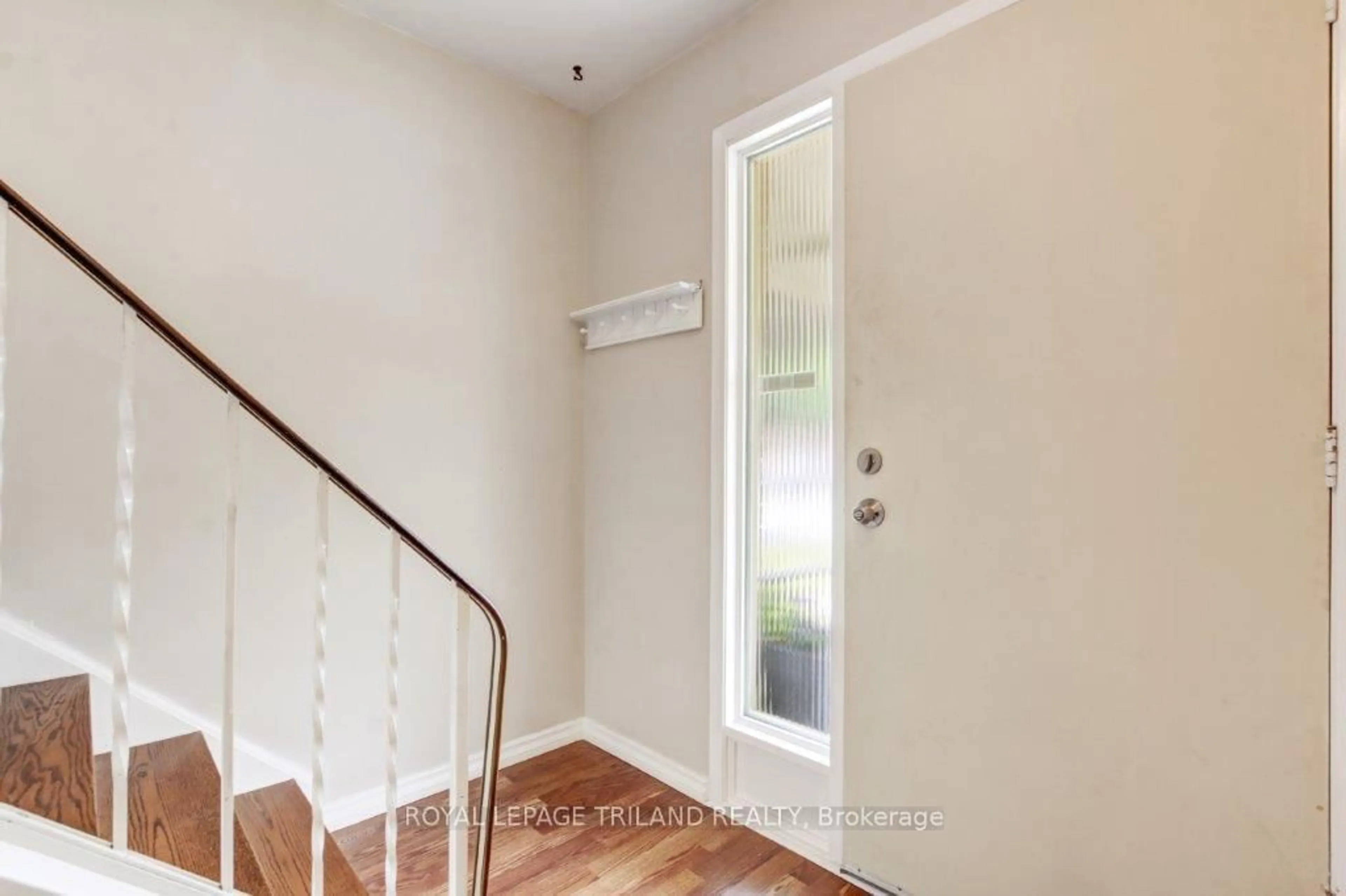 Indoor entryway for 23 Dyer St, St. Thomas Ontario N5R 5K2