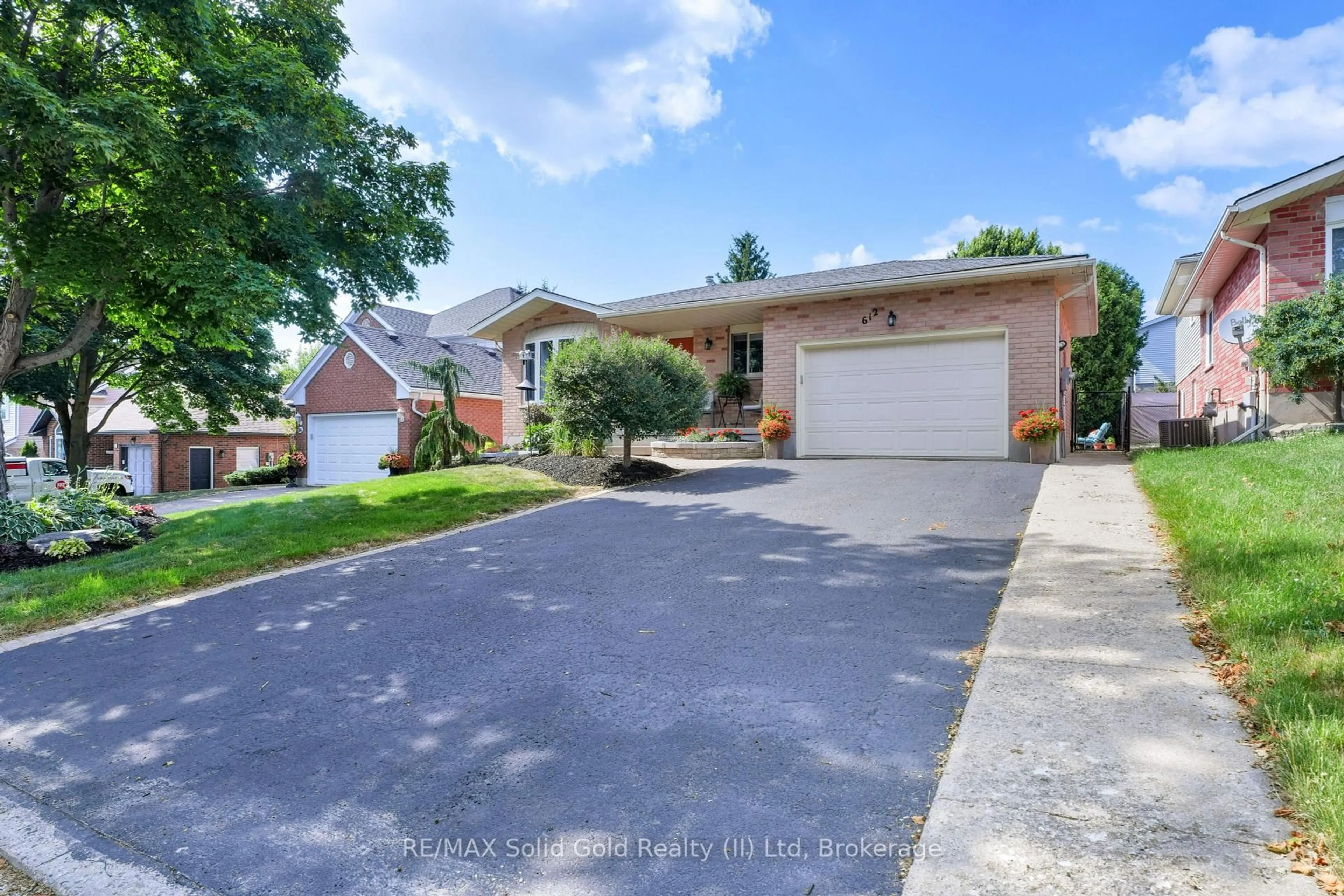 A pic from outside/outdoor area/front of a property/back of a property/a pic from drone, street for 612 Sprucehurst Cres, Waterloo Ontario N2V 2E3