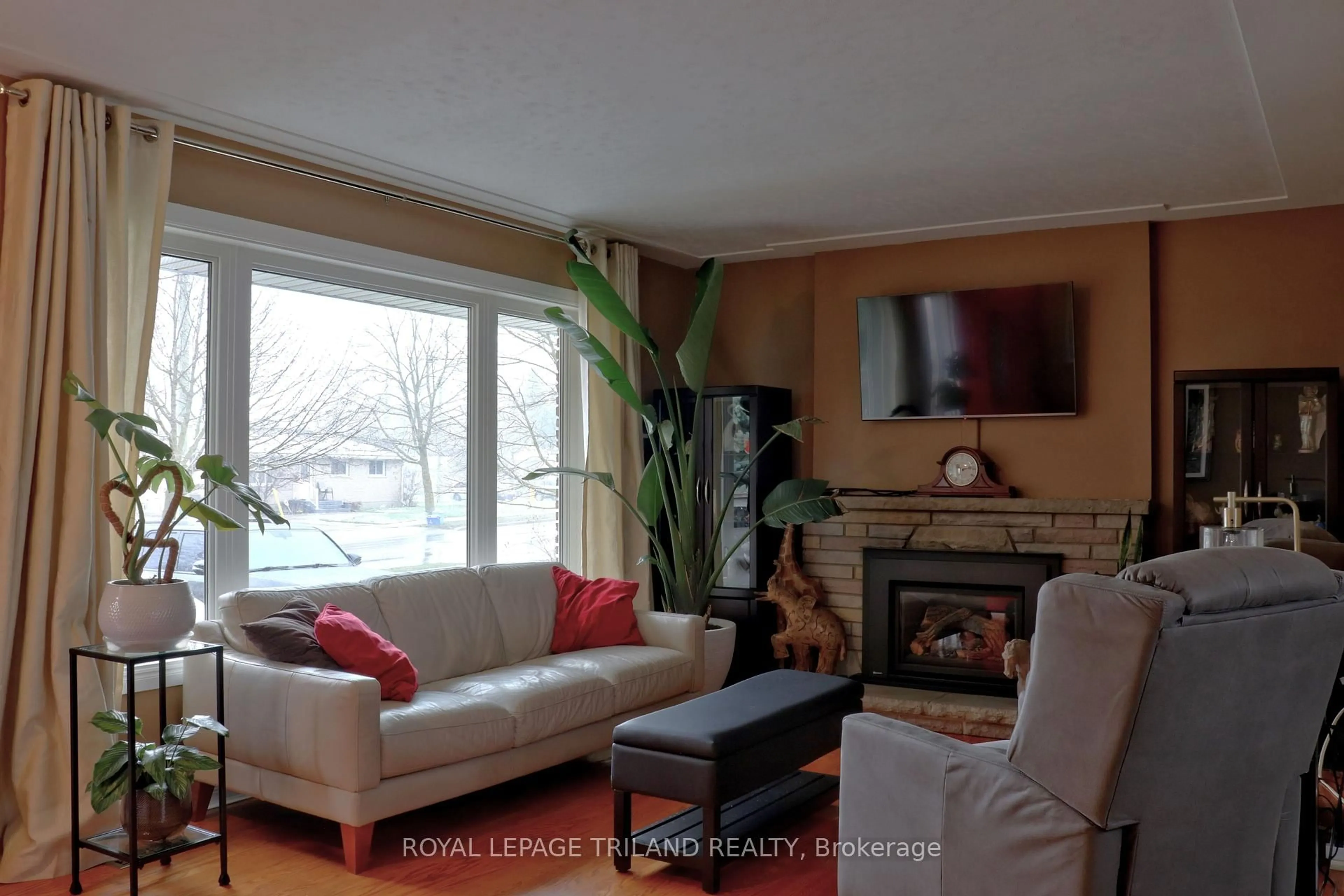 Living room with furniture, wood/laminate floor for 517 Beachwood Ave, London South Ontario N6J 3K2