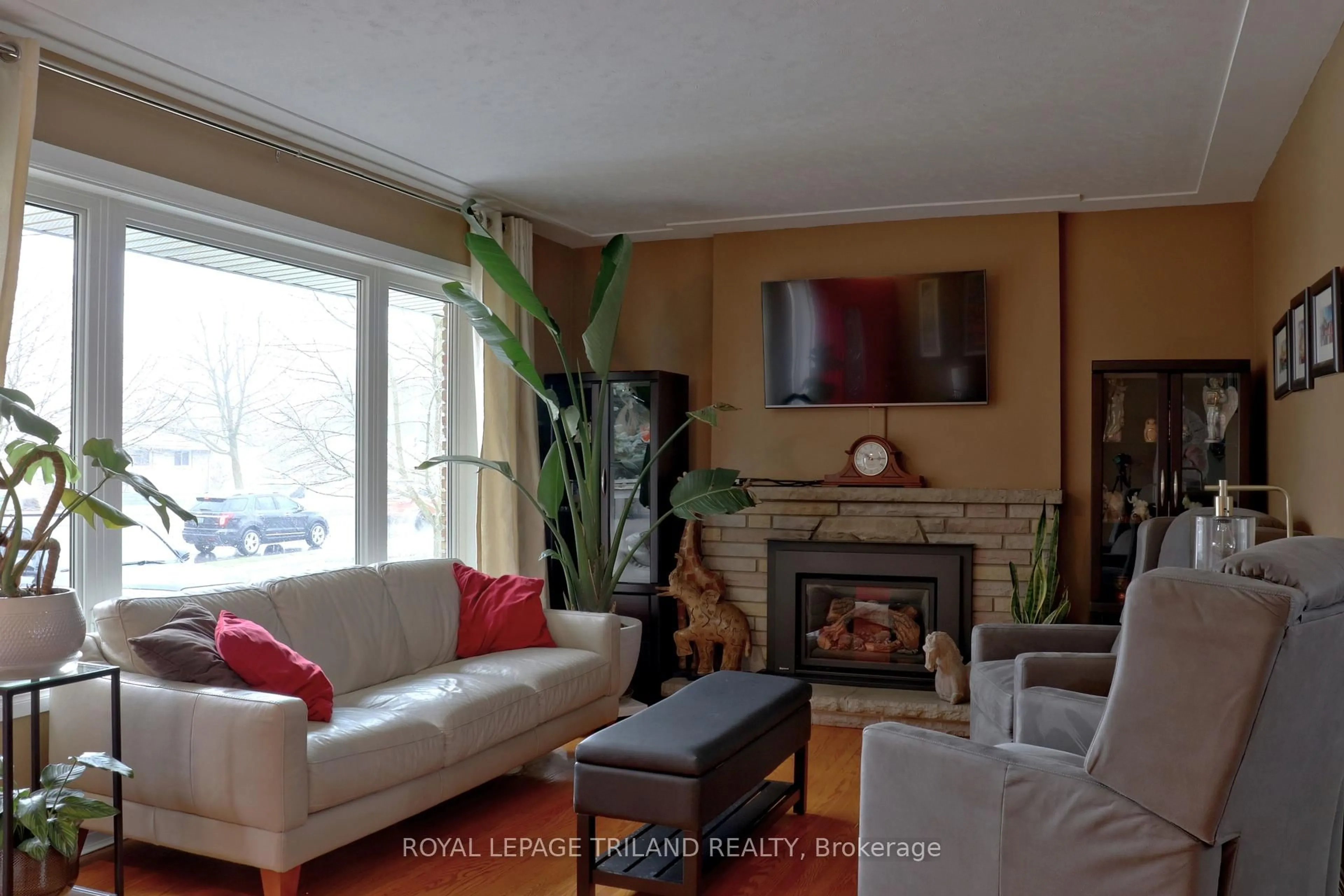 Living room with furniture, wood/laminate floor for 517 Beachwood Ave, London South Ontario N6J 3K2