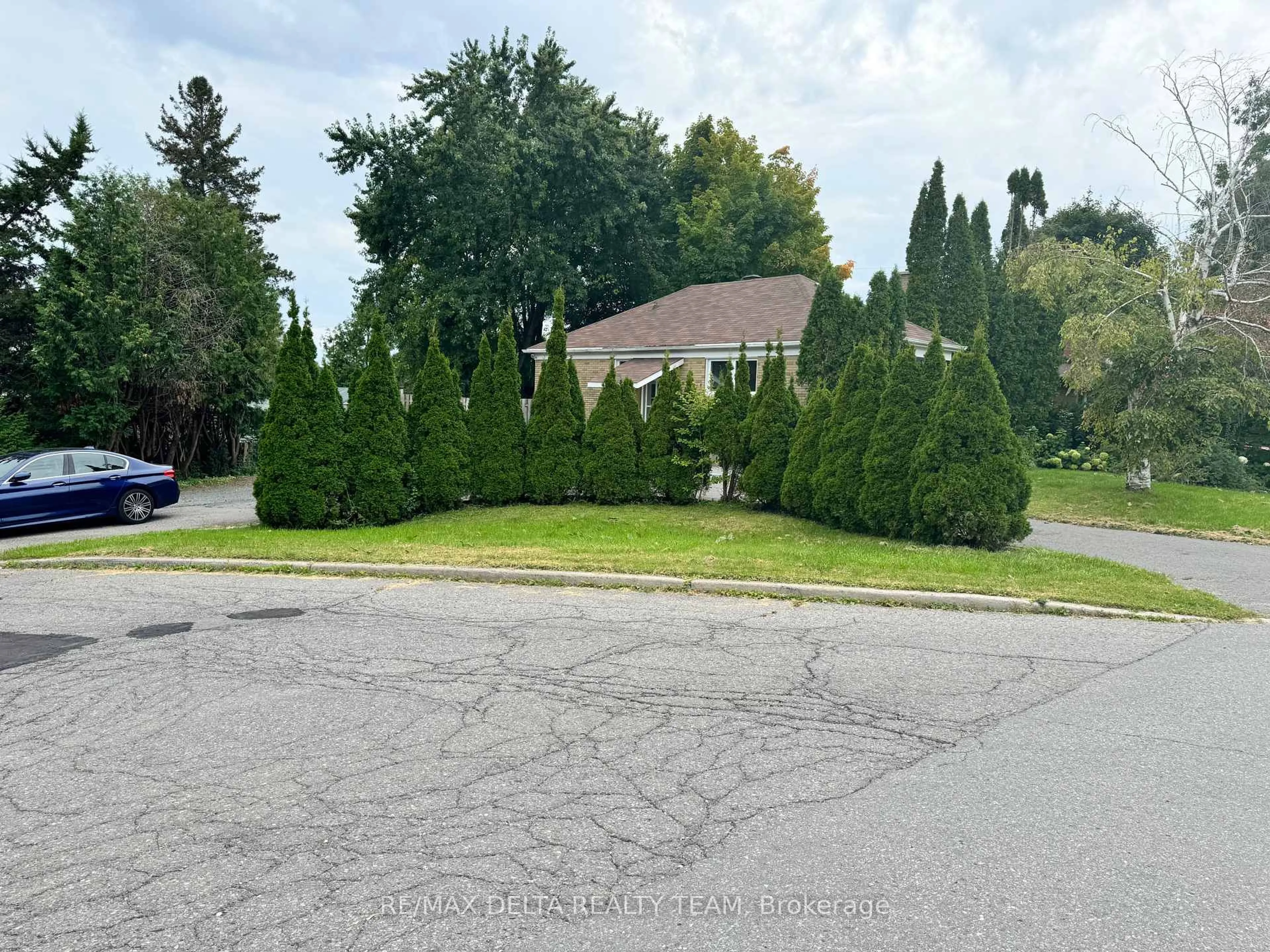 A pic from outside/outdoor area/front of a property/back of a property/a pic from drone, street for 16 Seguin St, Ottawa Ontario K1J 6P5