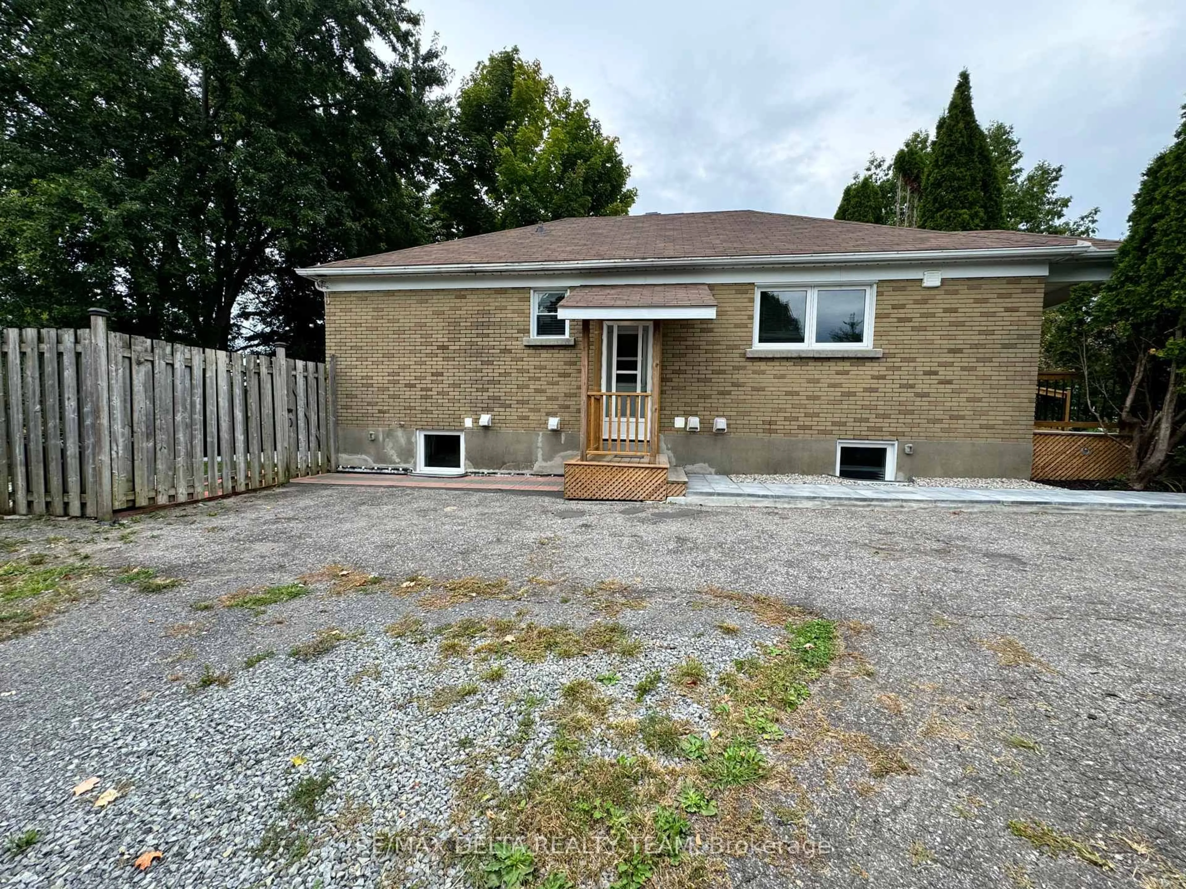 A pic from outside/outdoor area/front of a property/back of a property/a pic from drone, street for 16 Seguin St, Ottawa Ontario K1J 6P5