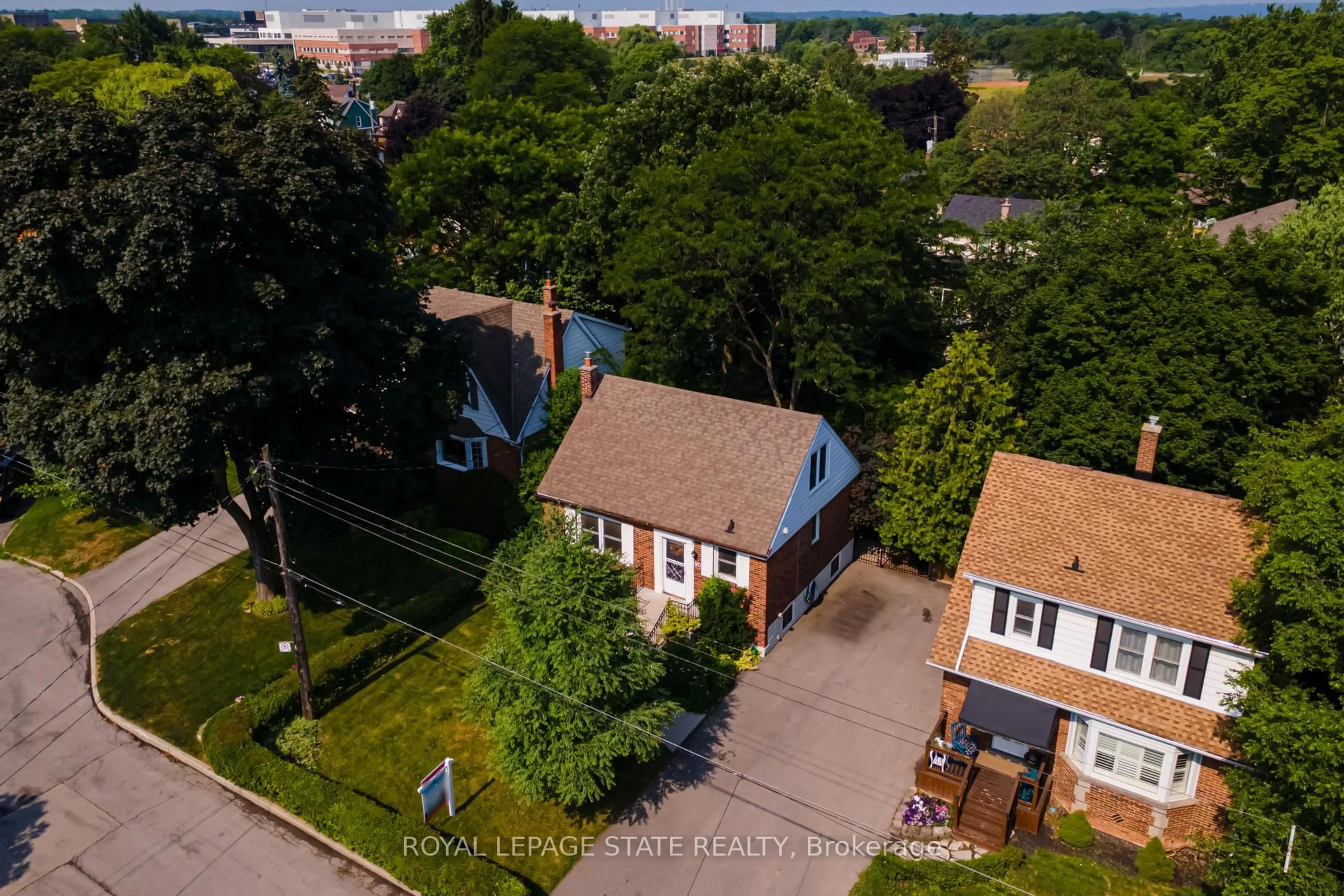 A pic from outside/outdoor area/front of a property/back of a property/a pic from drone, street for 90 Arcade Cres, Hamilton Ontario L9C 3J2