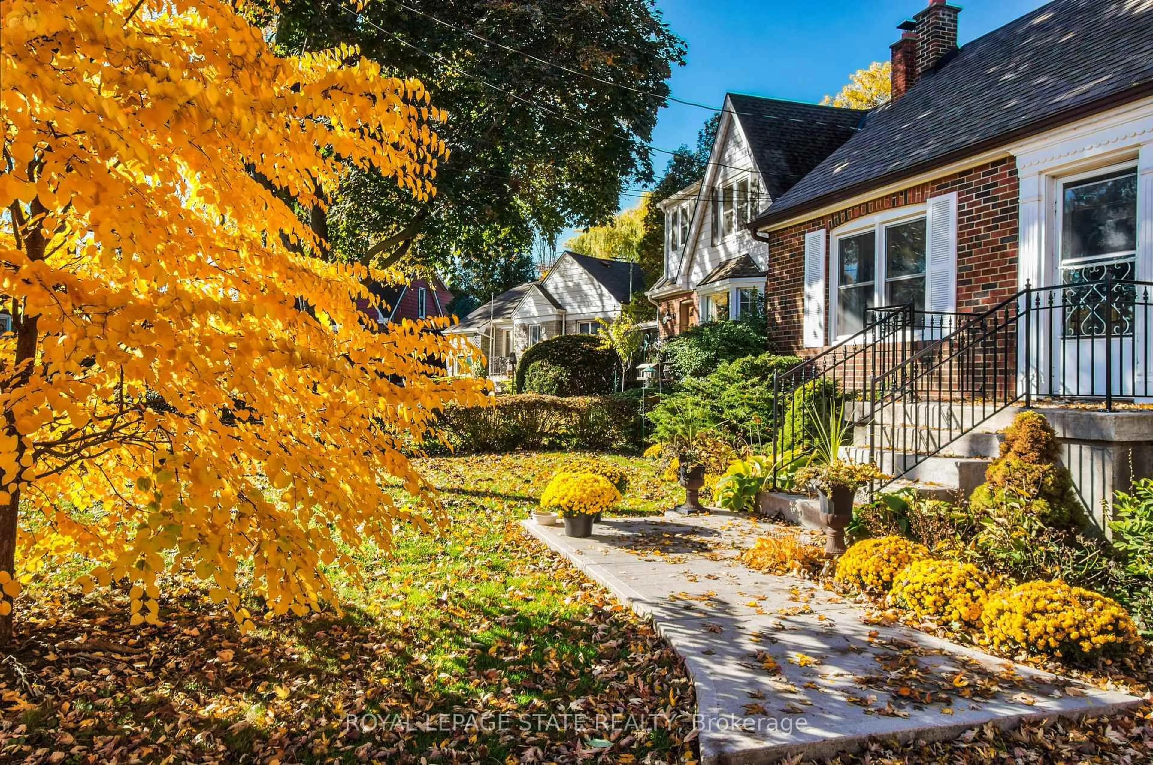 Patio, street for 90 Arcade Cres, Hamilton Ontario L9C 3J2