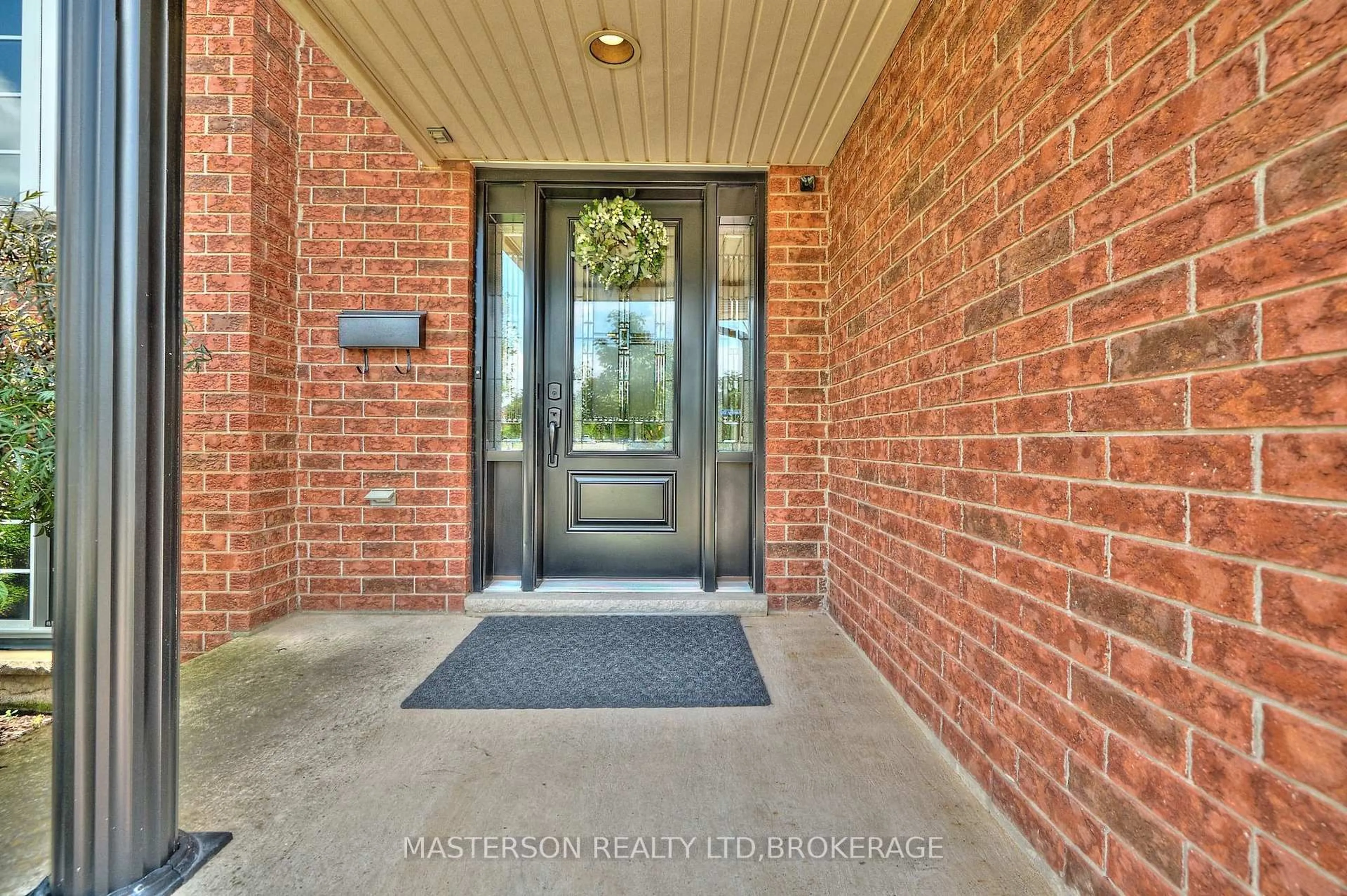 Indoor entryway for 6906 Kelly Dr, Niagara Falls Ontario L2H 3J7