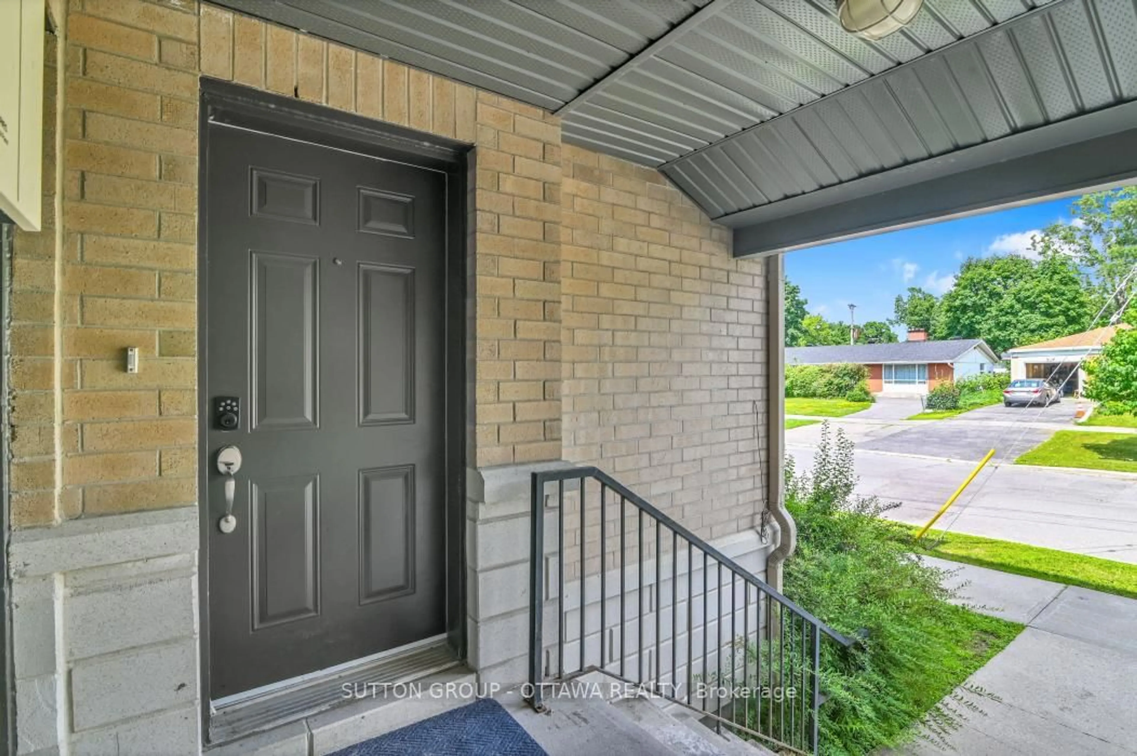 Indoor entryway for 1210 Mcwatters Rd #4, Ottawa Ontario K2C 3Y2