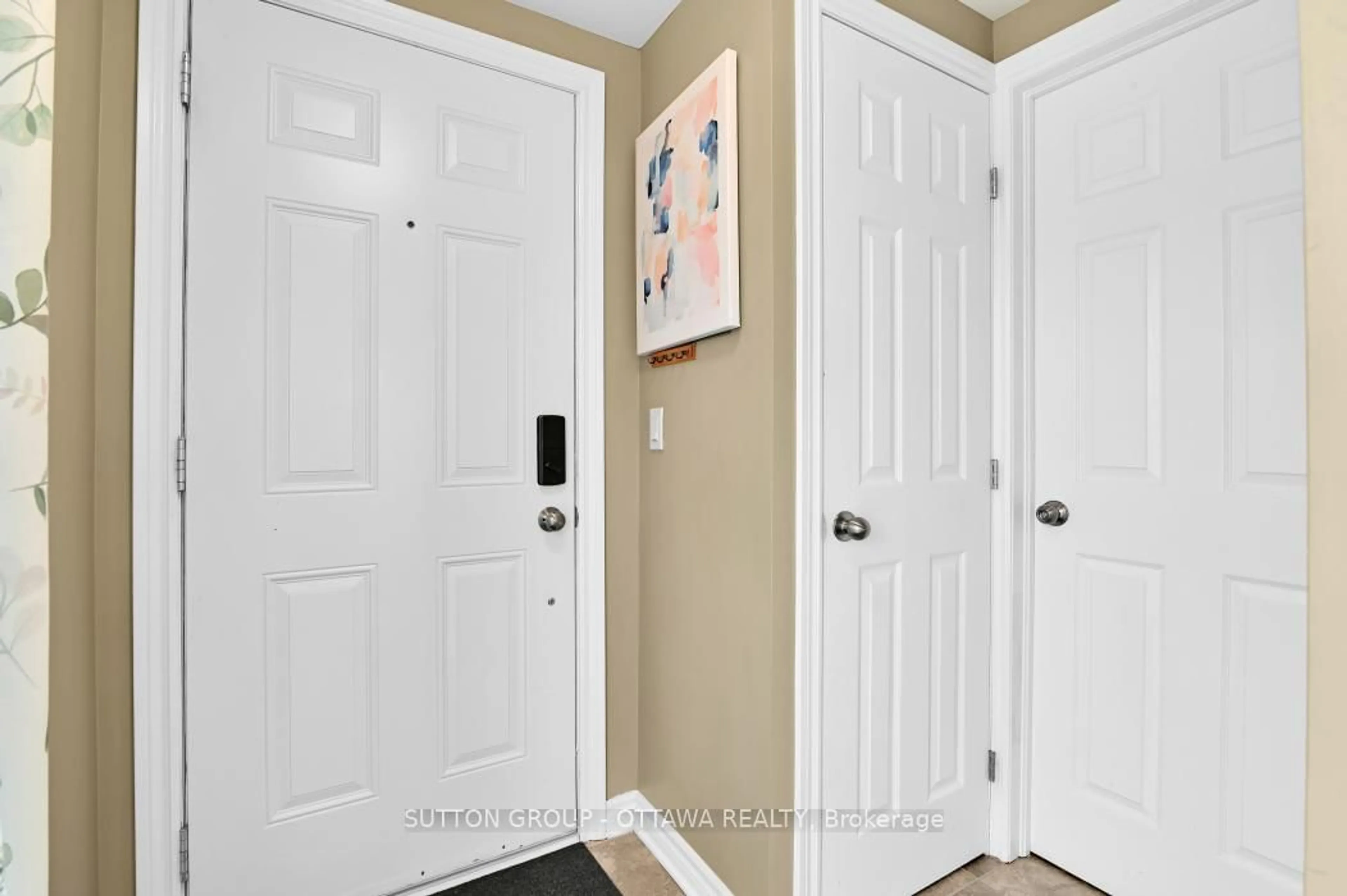 Indoor entryway for 1210 Mcwatters Rd #4, Ottawa Ontario K2C 3Y2