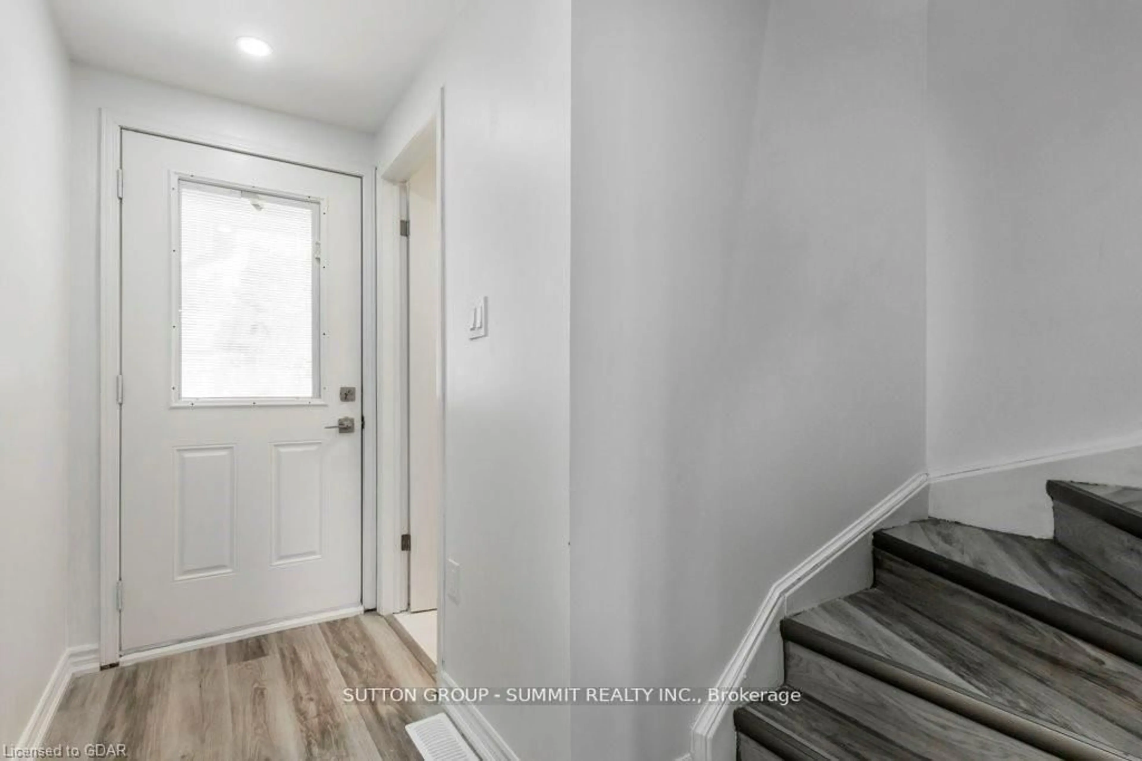 Indoor entryway for 2 Grandridge Cres, Guelph Ontario N1H 8G1