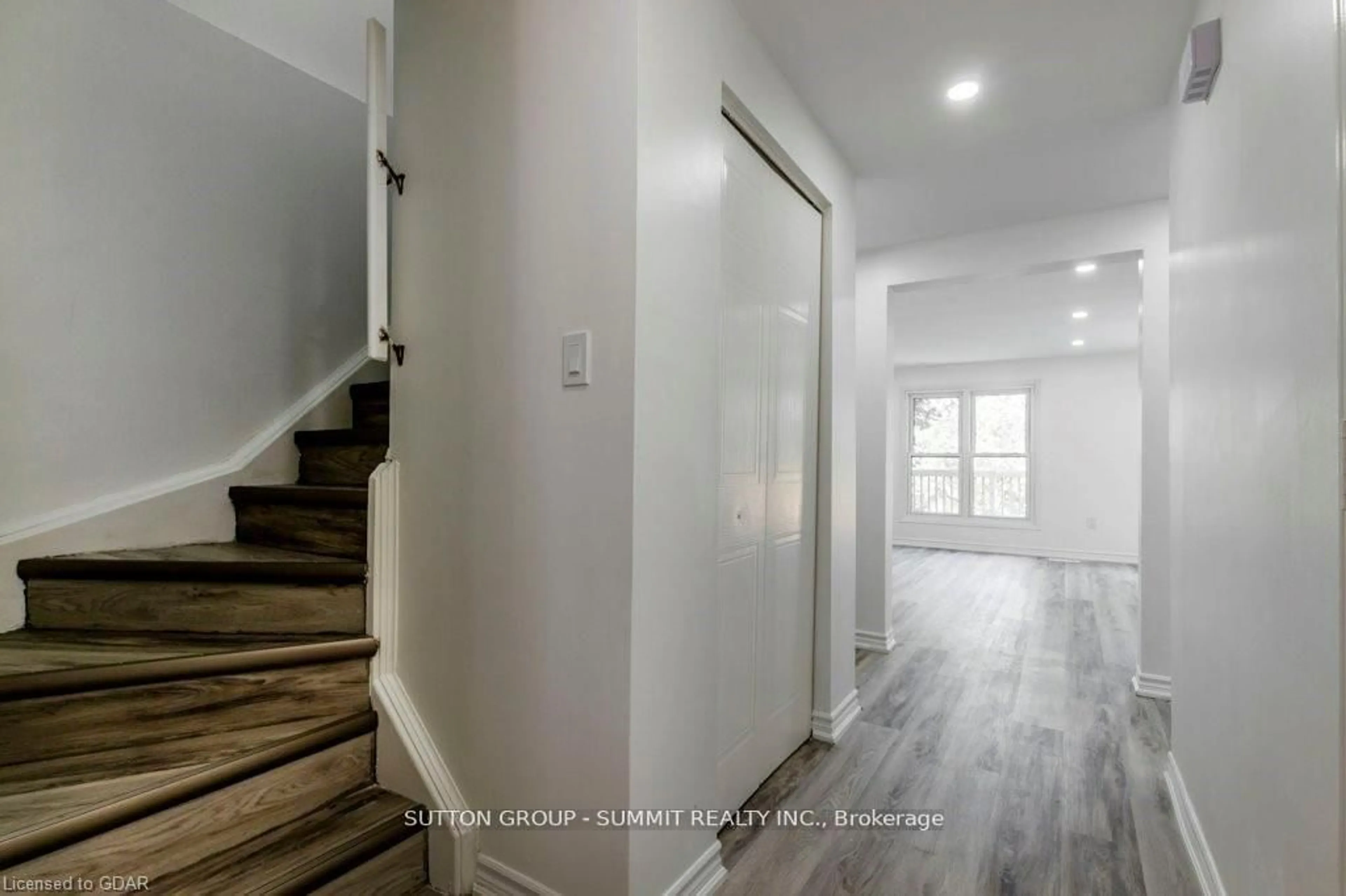 Indoor entryway for 2 Grandridge Cres, Guelph Ontario N1H 8G1