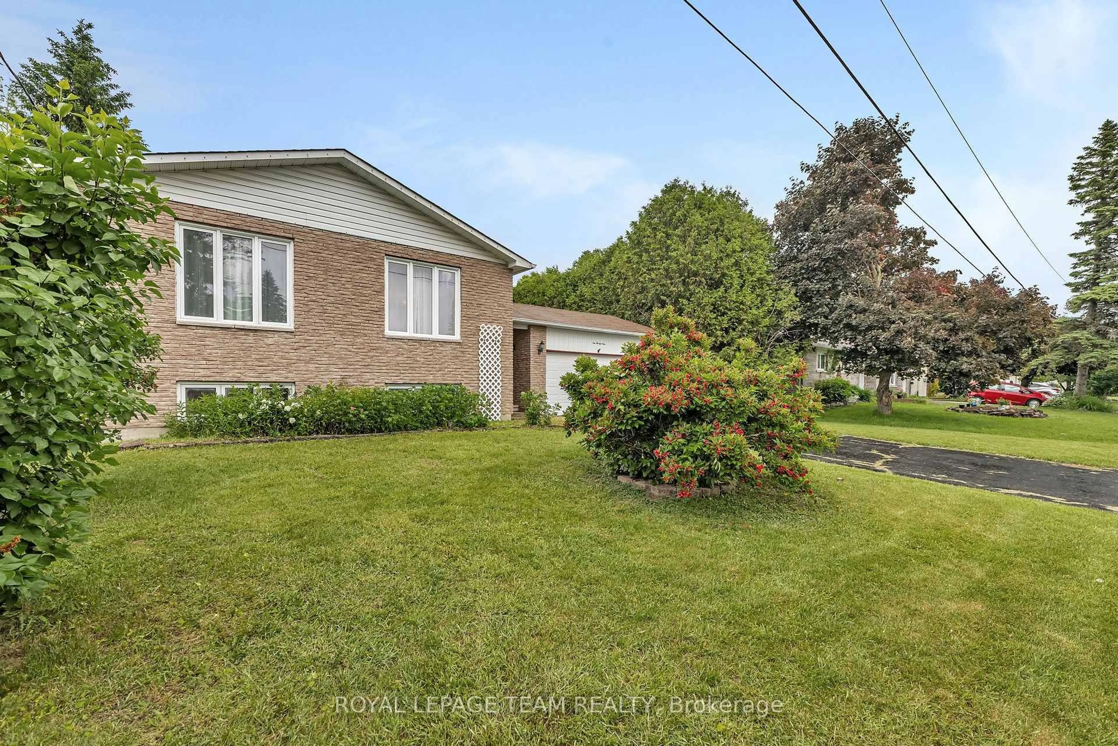 A pic from outside/outdoor area/front of a property/back of a property/a pic from drone, street for 139 Dunlop Cres, Russell Ontario K4R 1B3