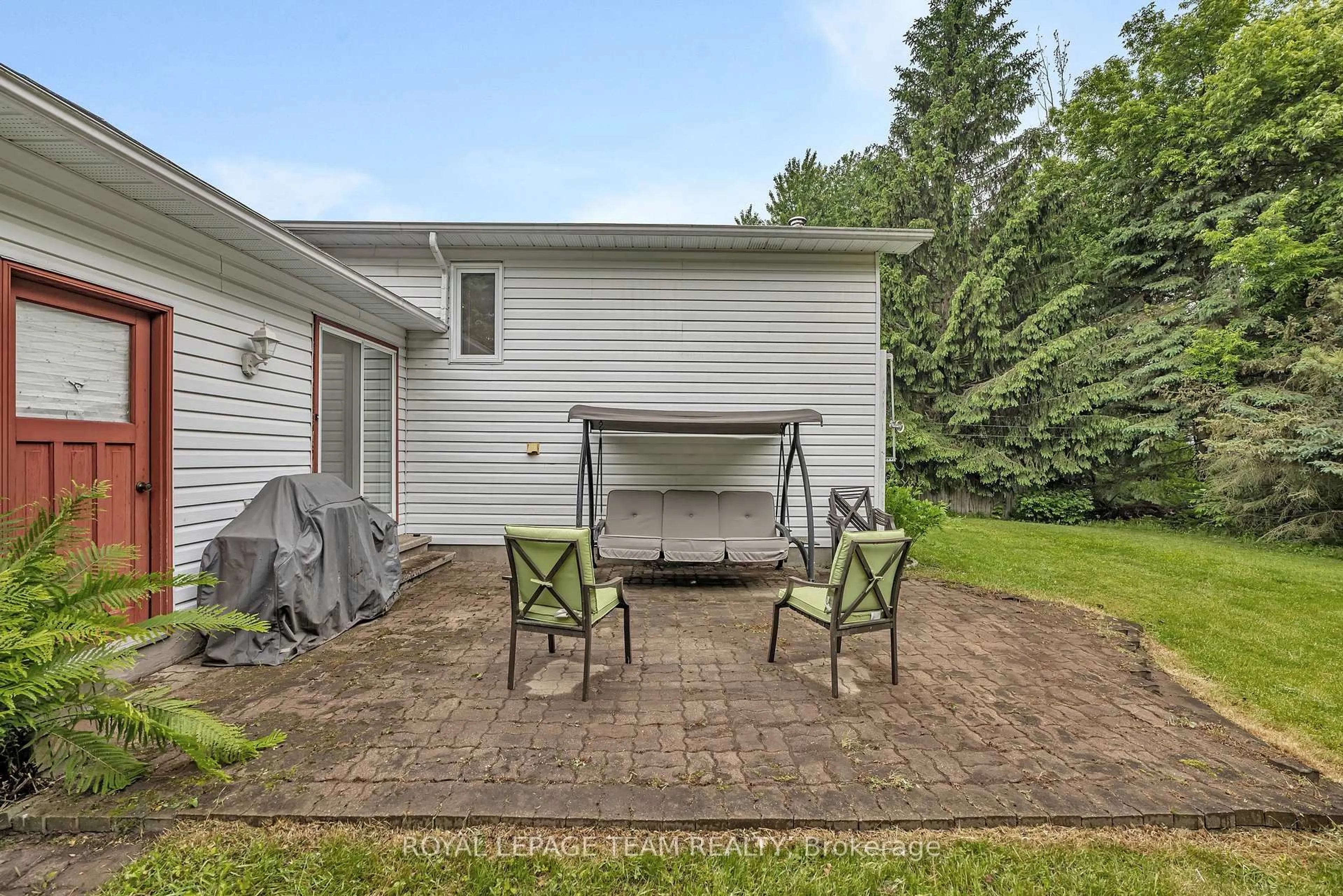 Patio, unknown for 139 Dunlop Cres, Russell Ontario K4R 1B3
