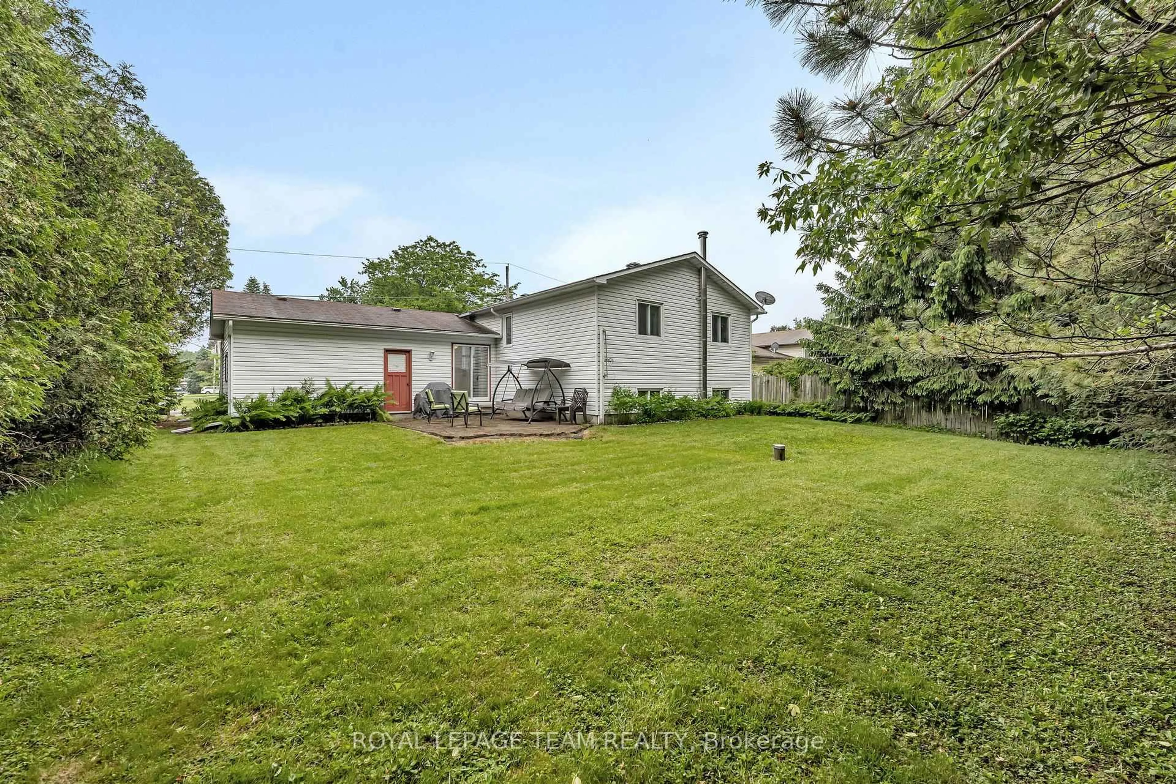 A pic from outside/outdoor area/front of a property/back of a property/a pic from drone, unknown for 139 Dunlop Cres, Russell Ontario K4R 1B3