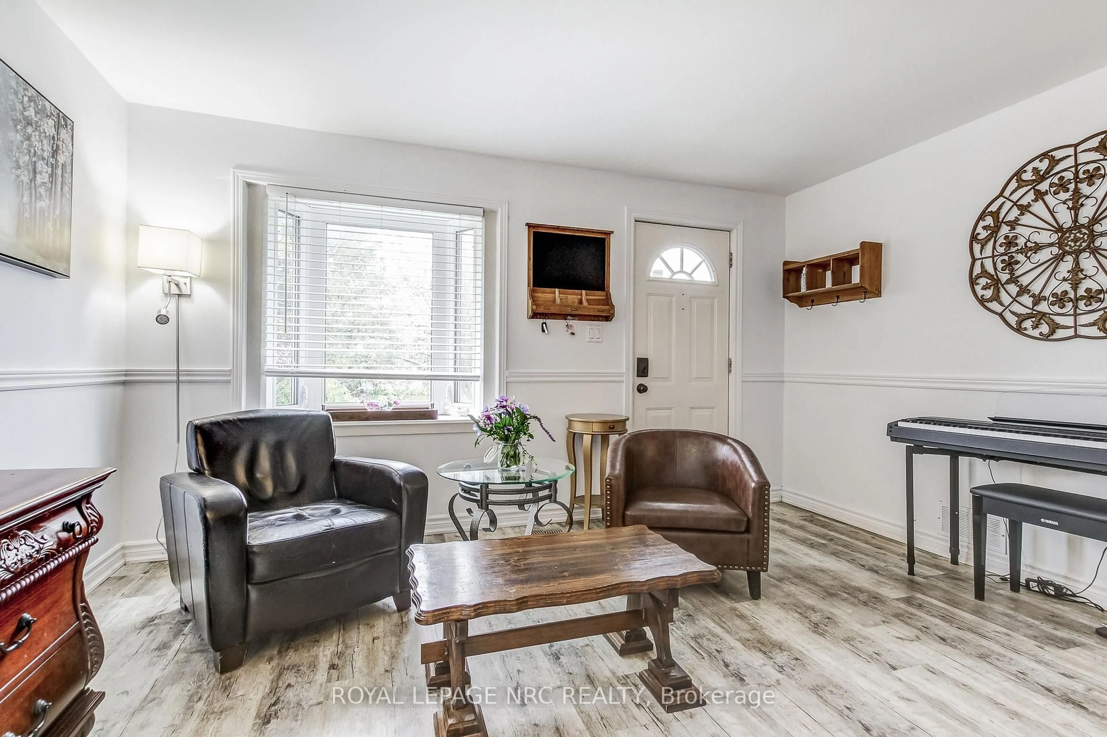 Living room with furniture, wood/laminate floor for 568 Mississagua St, Niagara-on-the-Lake Ontario L0S 1J0