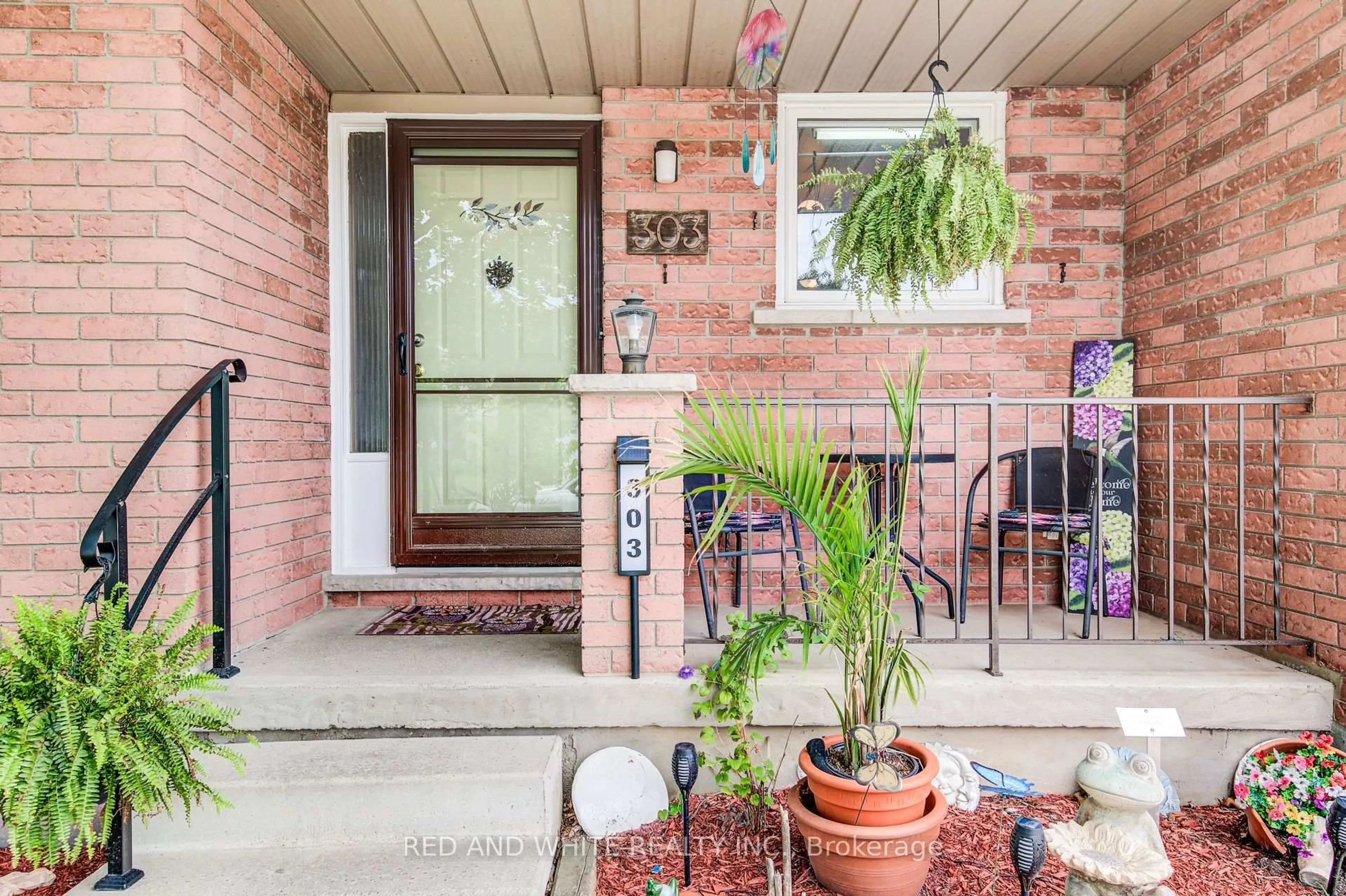 Indoor entryway for 303 Conservation Dr, Waterloo Ontario N2V 1V5