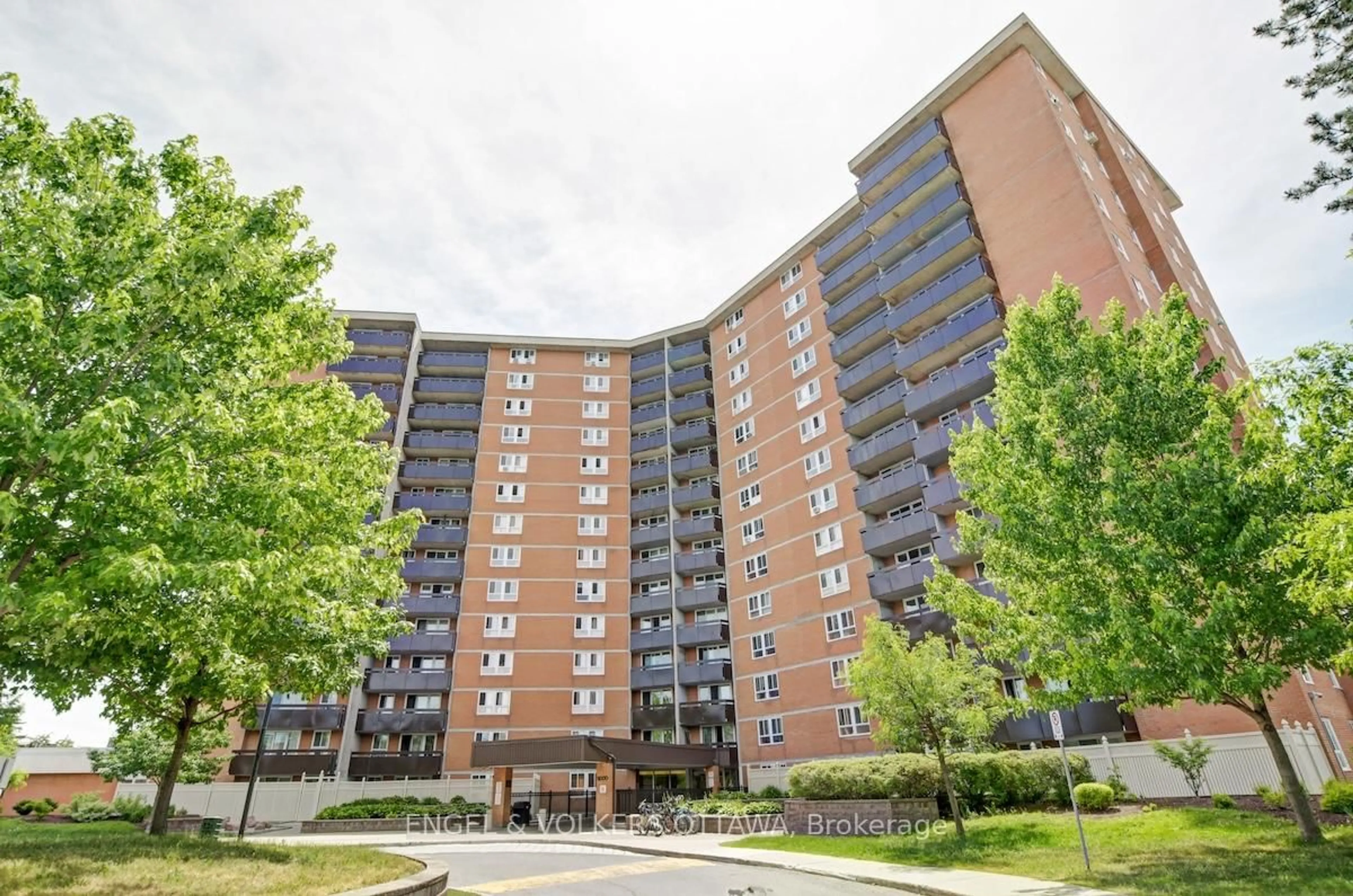 Patio, building for 2000 Jasmine Cres #1506, Ottawa Ontario K1J 8K4