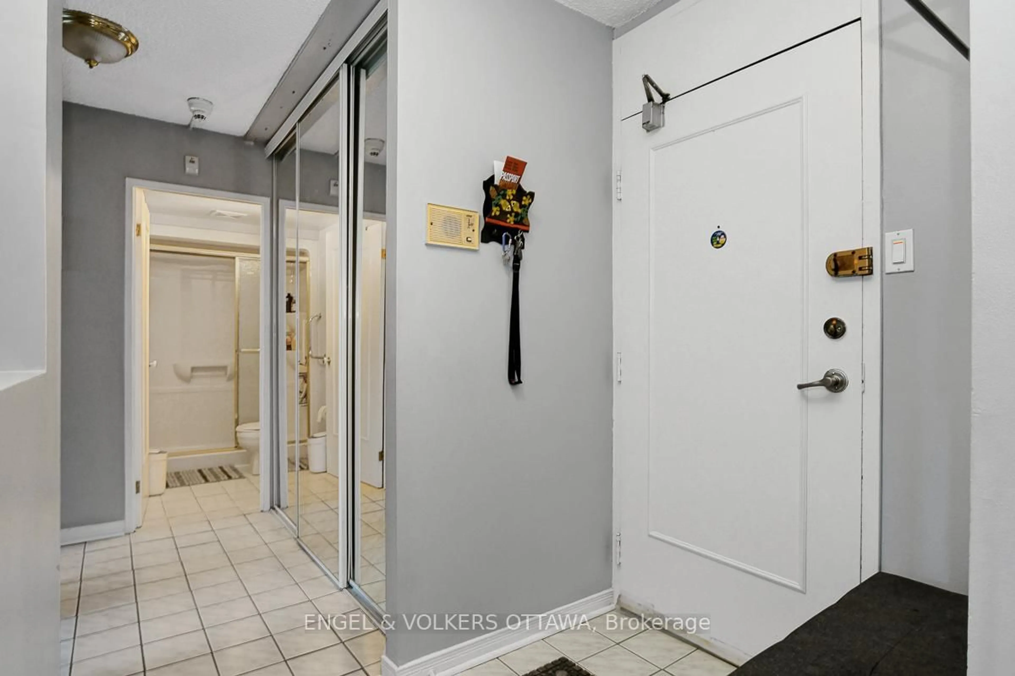 Indoor foyer for 2000 Jasmine Cres #1506, Ottawa Ontario K1J 8K4