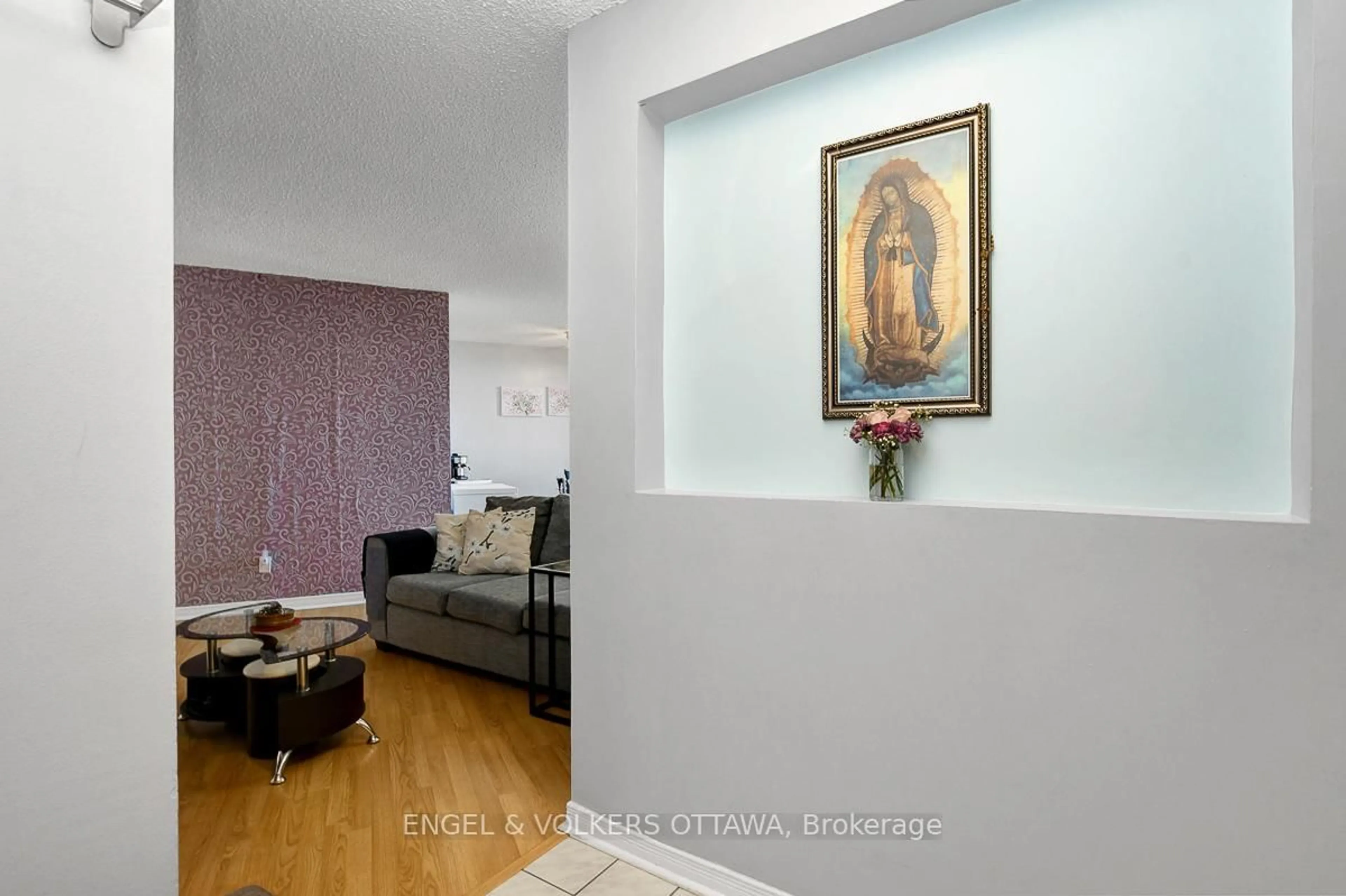 Indoor foyer for 2000 Jasmine Cres #1506, Ottawa Ontario K1J 8K4