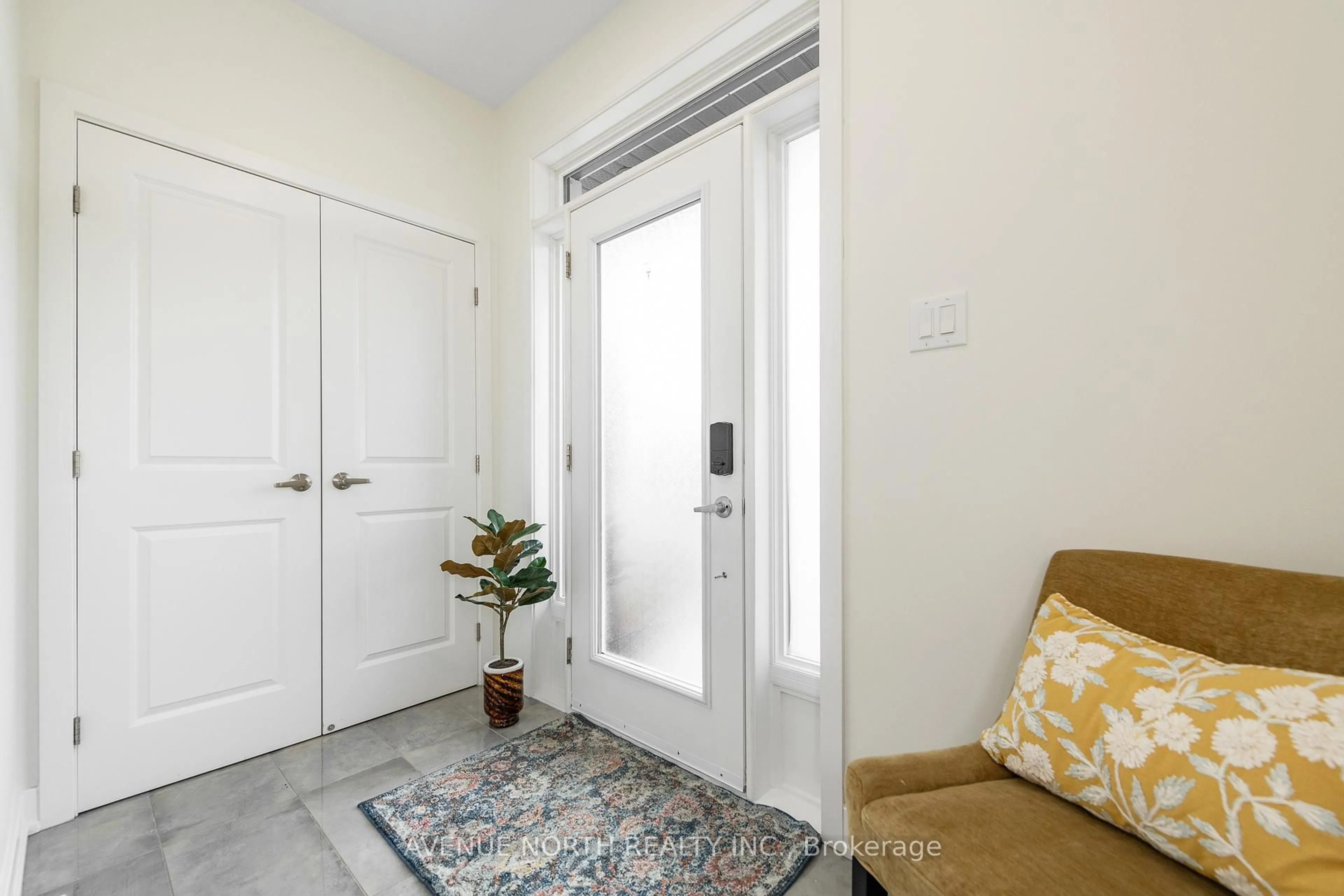 Indoor entryway for 219 Zinnia Way, Ottawa Ontario K4M 0K8