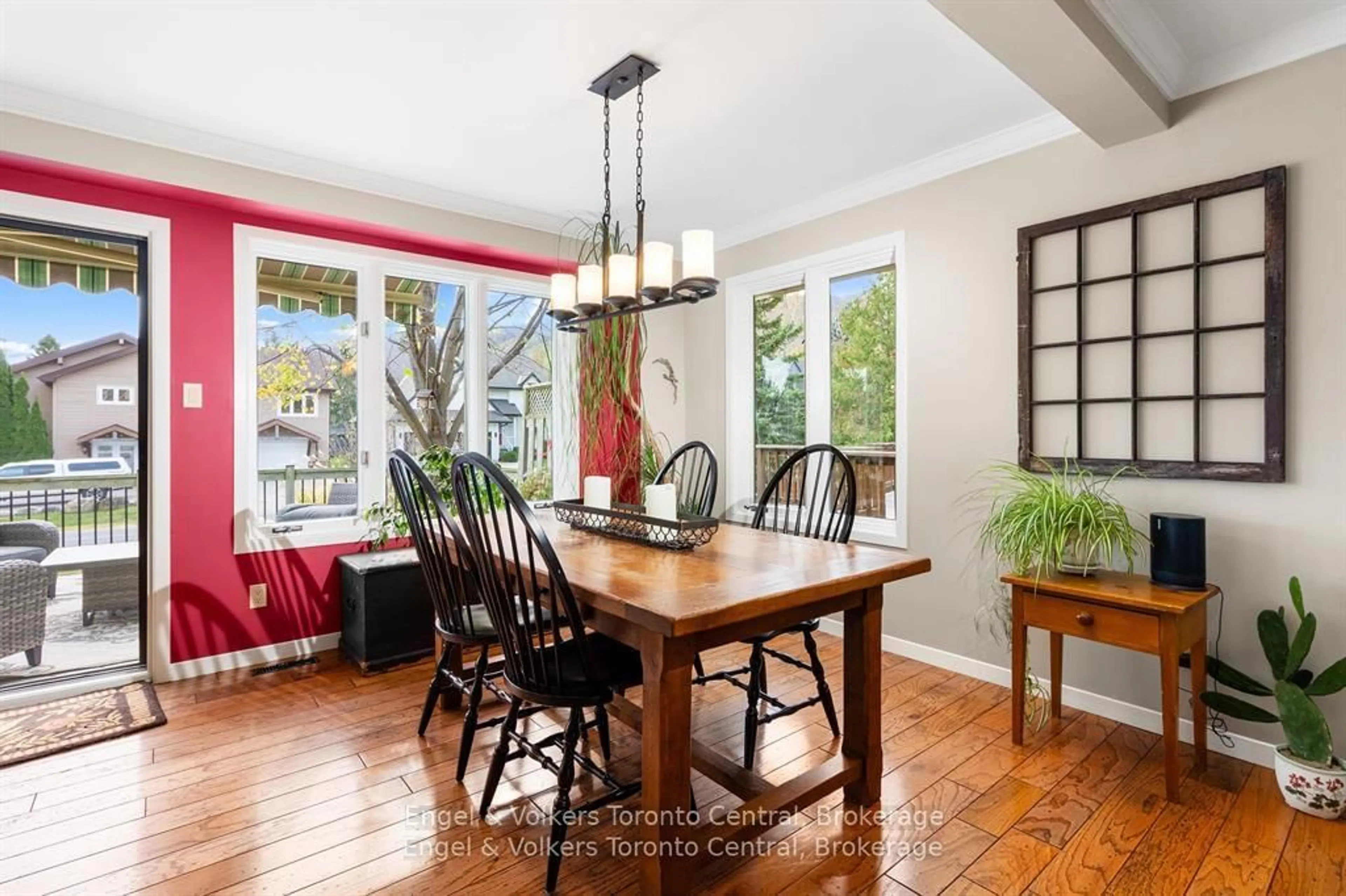 Dining room, wood/laminate floor for 125 Pioneer Lane, Blue Mountains Ontario L9Y 0M6