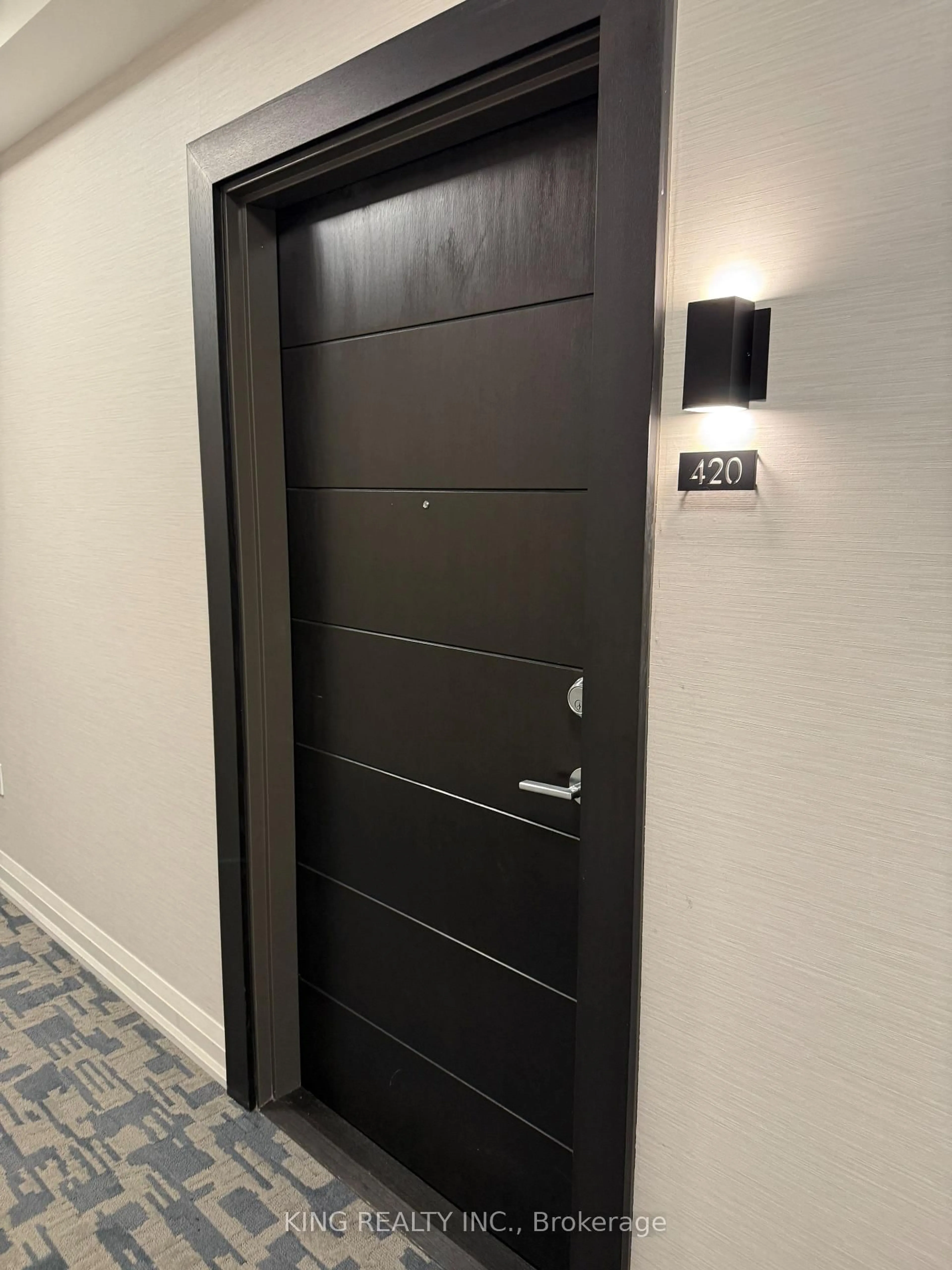 Indoor entryway for 212 King William St #420, Hamilton Ontario L8R 3P2