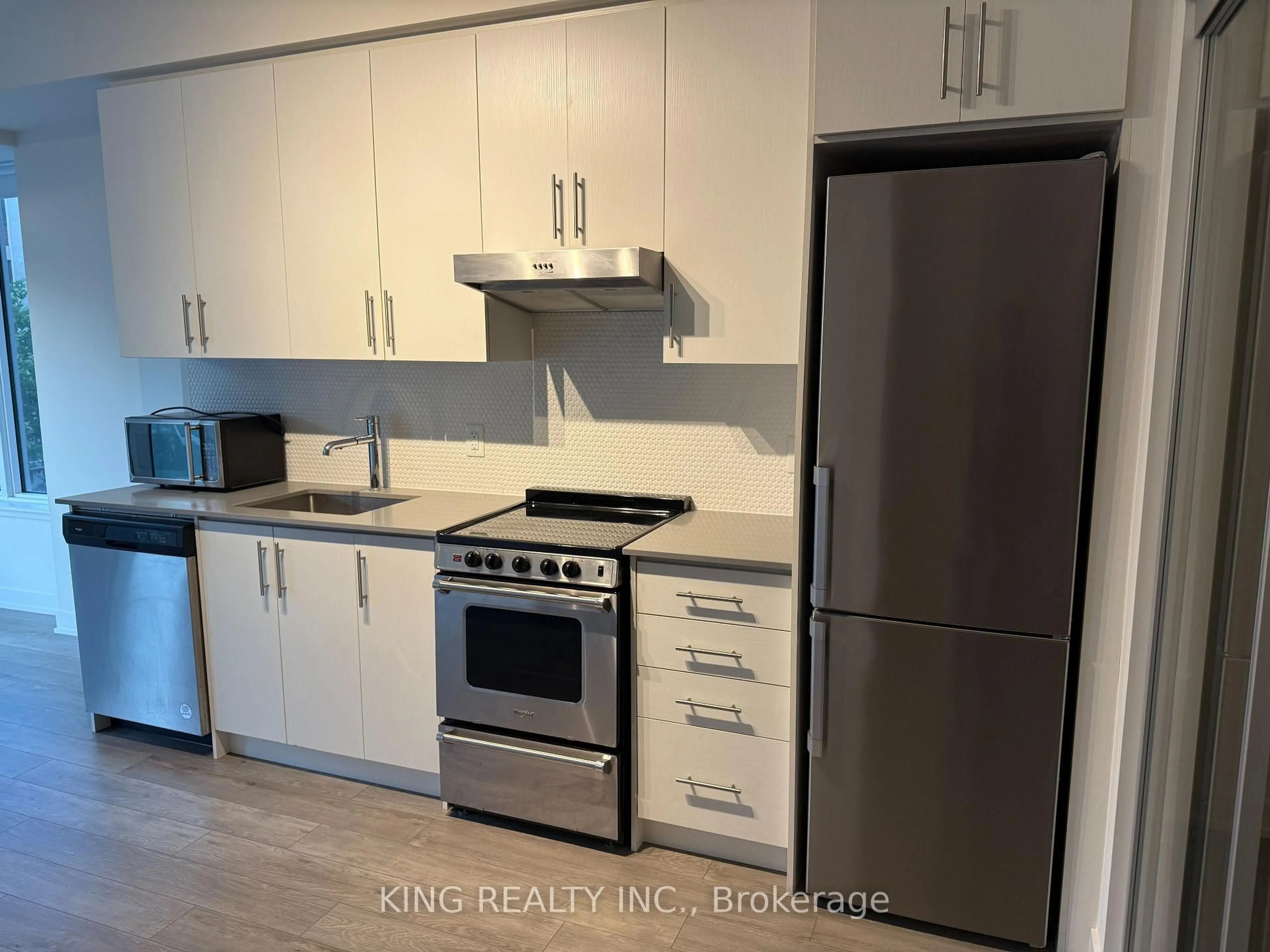 Standard kitchen, wood/laminate floor for 212 King William St #420, Hamilton Ontario L8R 3P2