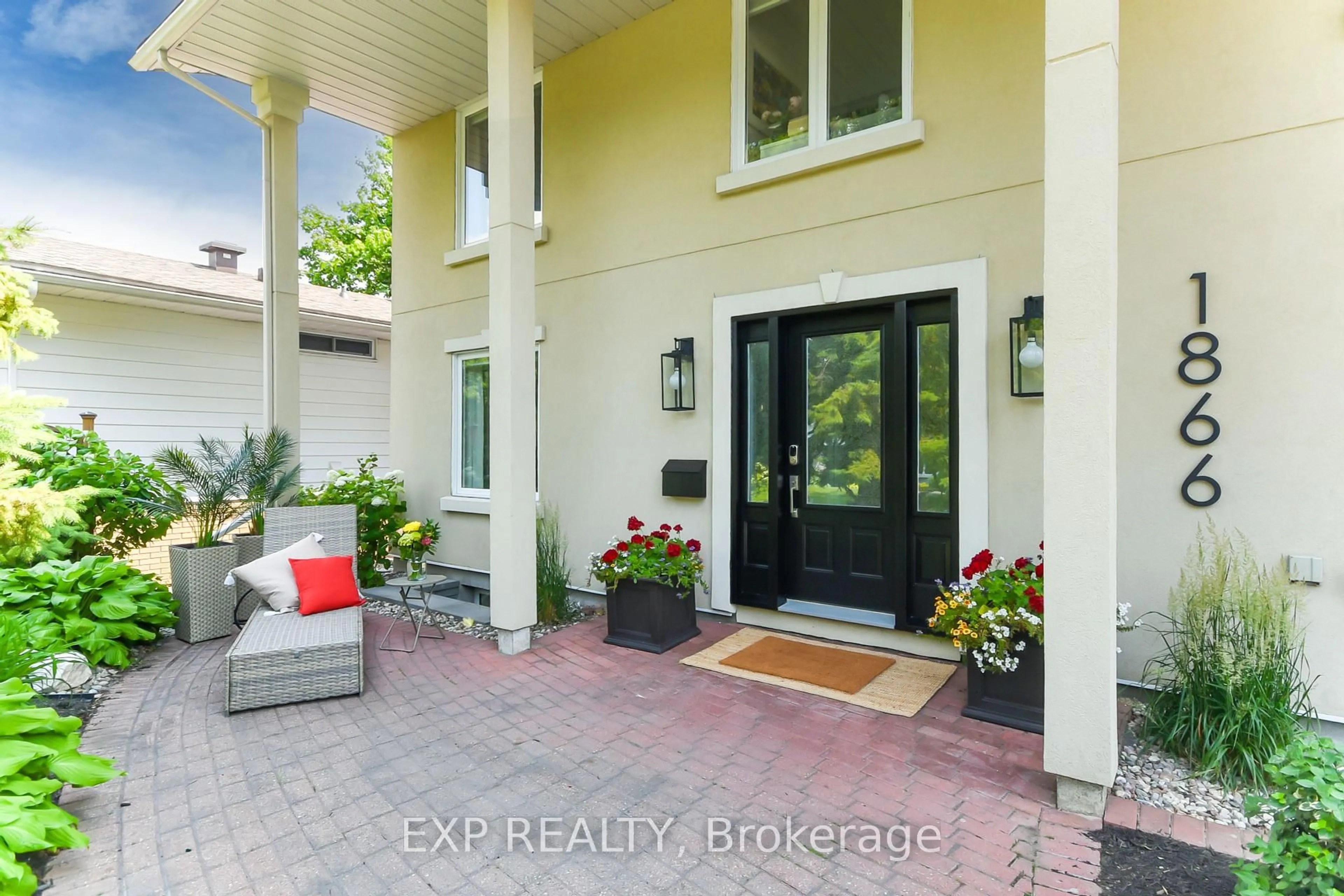 Indoor entryway for 1866 Beattie Ave, Ottawa Ontario K1H 5R8