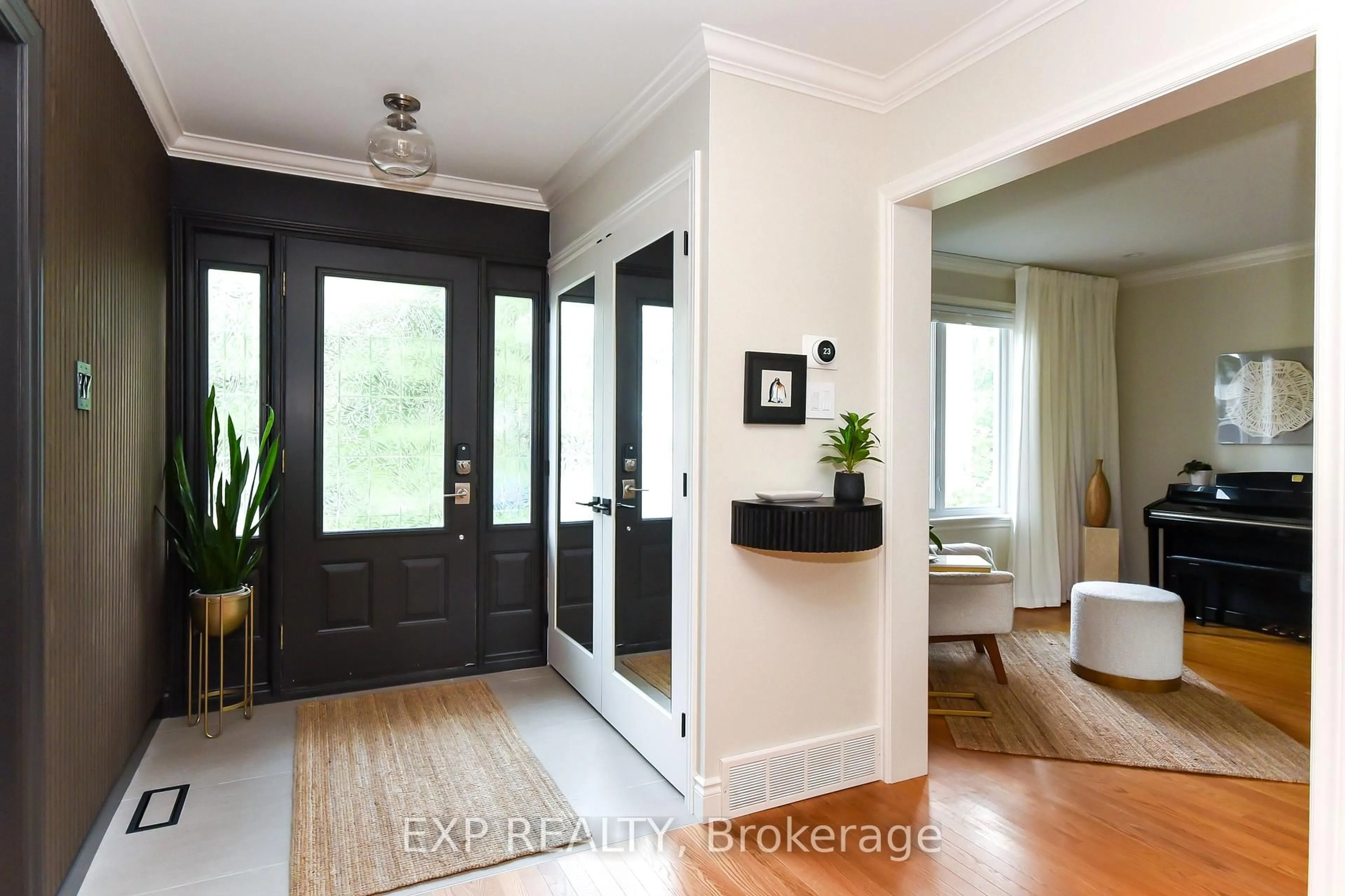 Indoor entryway for 1866 Beattie Ave, Ottawa Ontario K1H 5R8