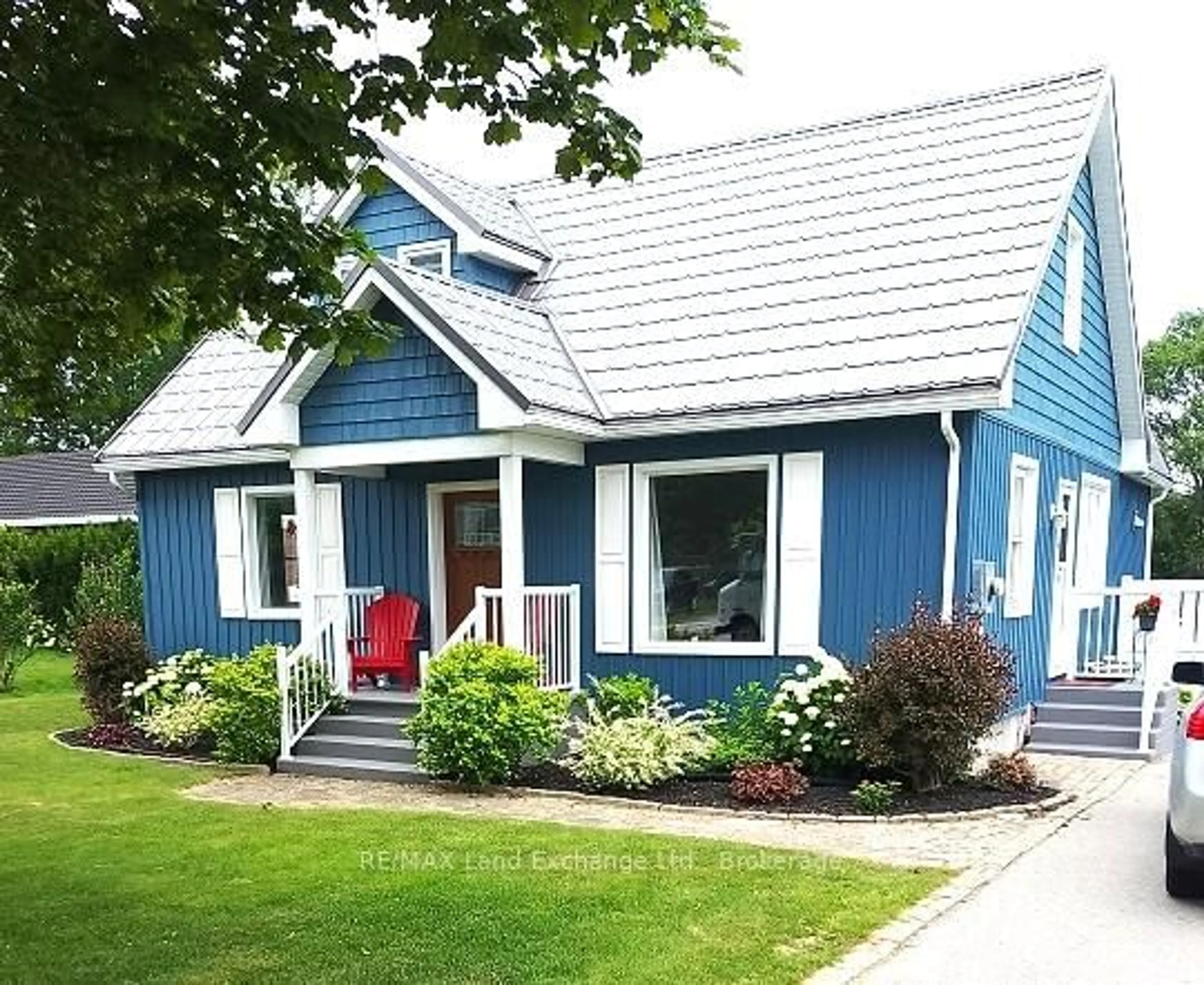 Home with vinyl exterior material, street for 410 Queen St, Kincardine Ontario N2Z 0A4