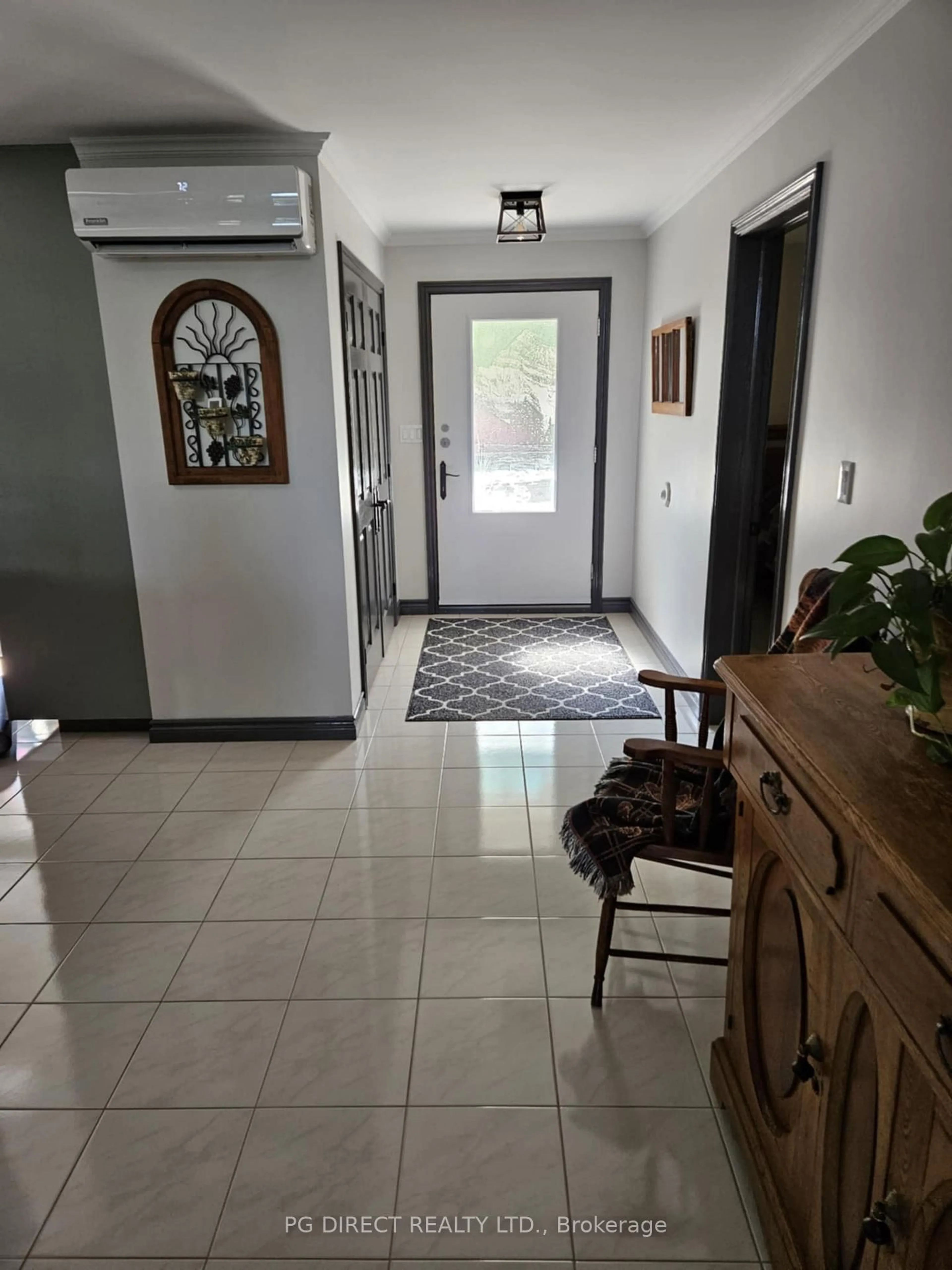 Indoor foyer for 2398 Highway 94, Callander Ontario P0H 1H0