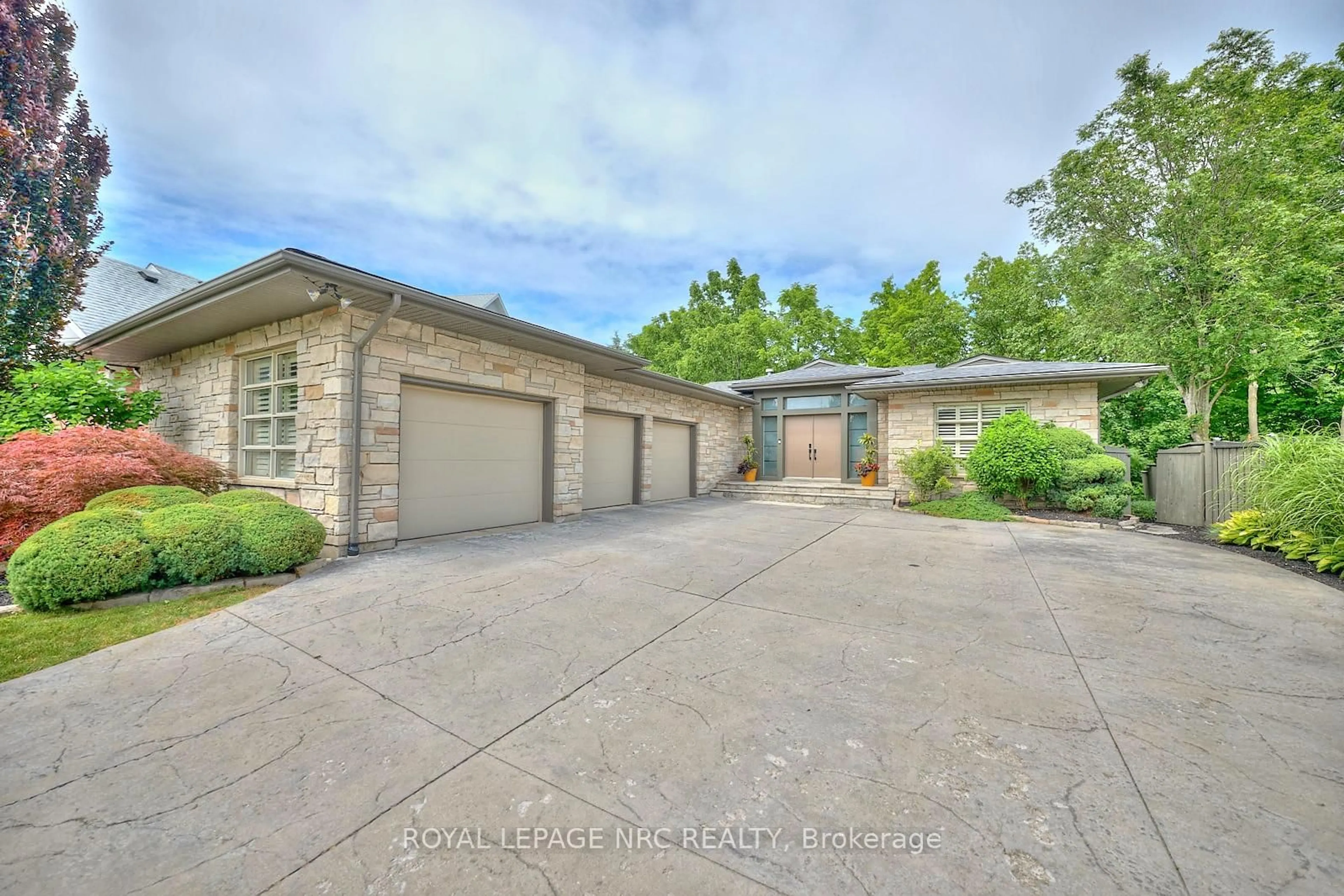 A pic from outside/outdoor area/front of a property/back of a property/a pic from drone, street for 16 Nadine Cres, St. Catharines Ontario L2W 1C1
