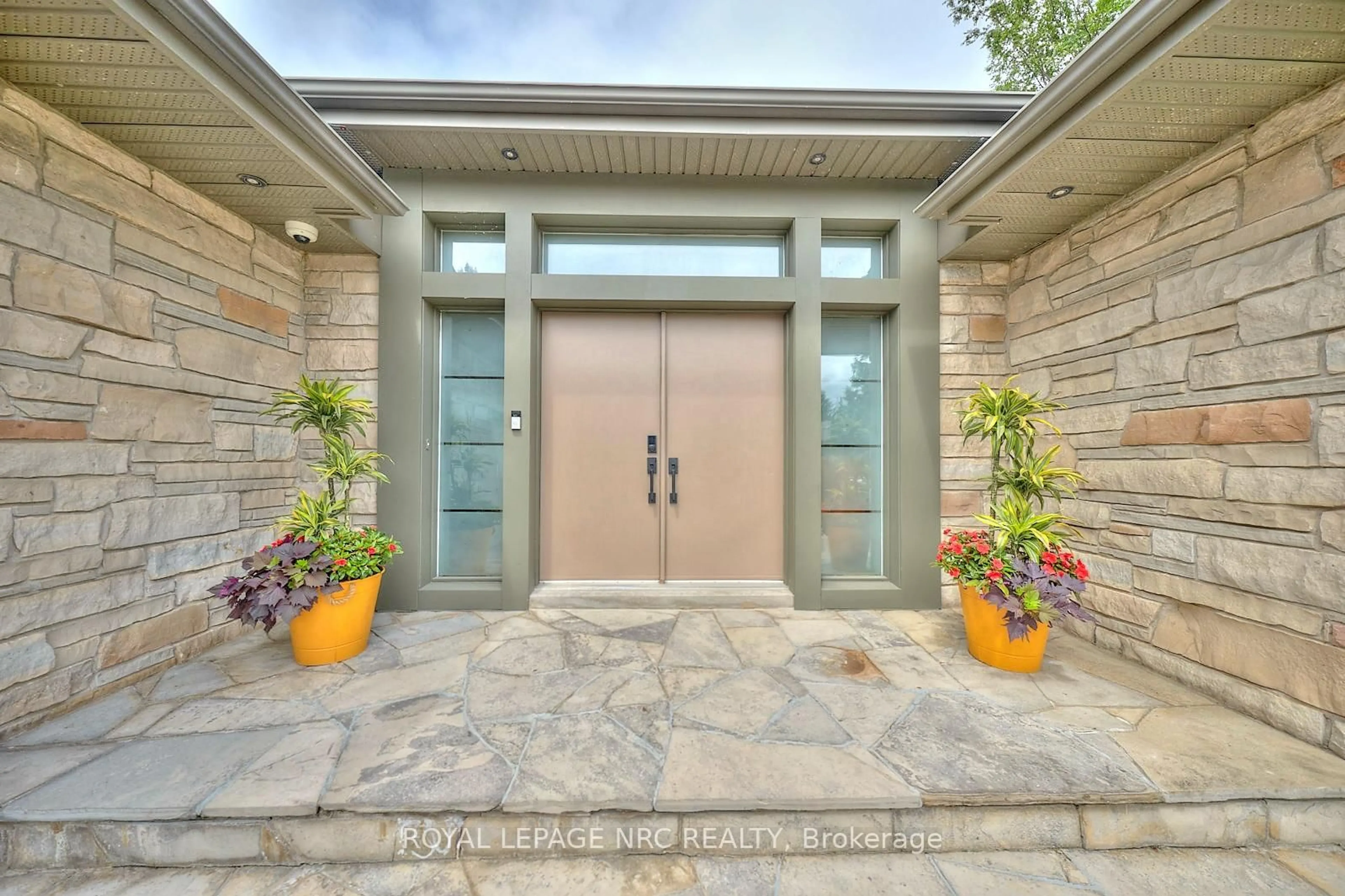 Indoor entryway for 16 Nadine Cres, St. Catharines Ontario L2W 1C1
