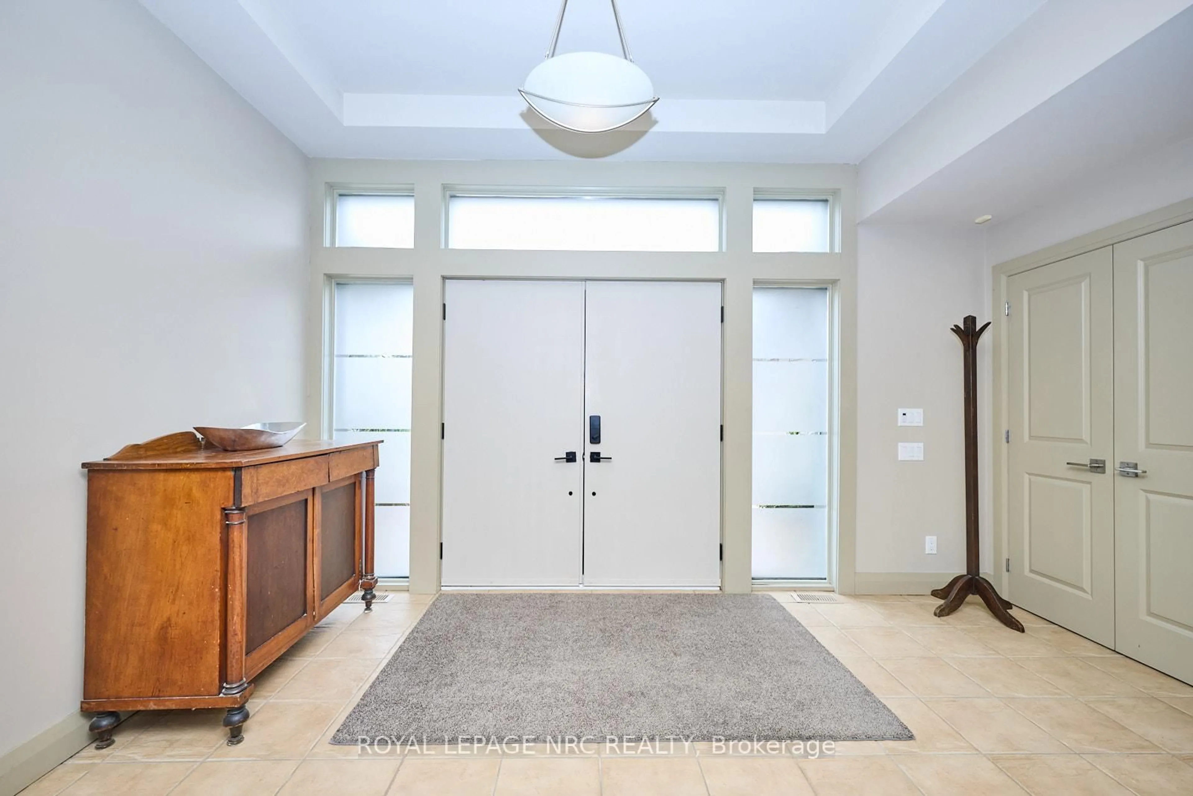 Indoor entryway for 16 Nadine Cres, St. Catharines Ontario L2W 1C1
