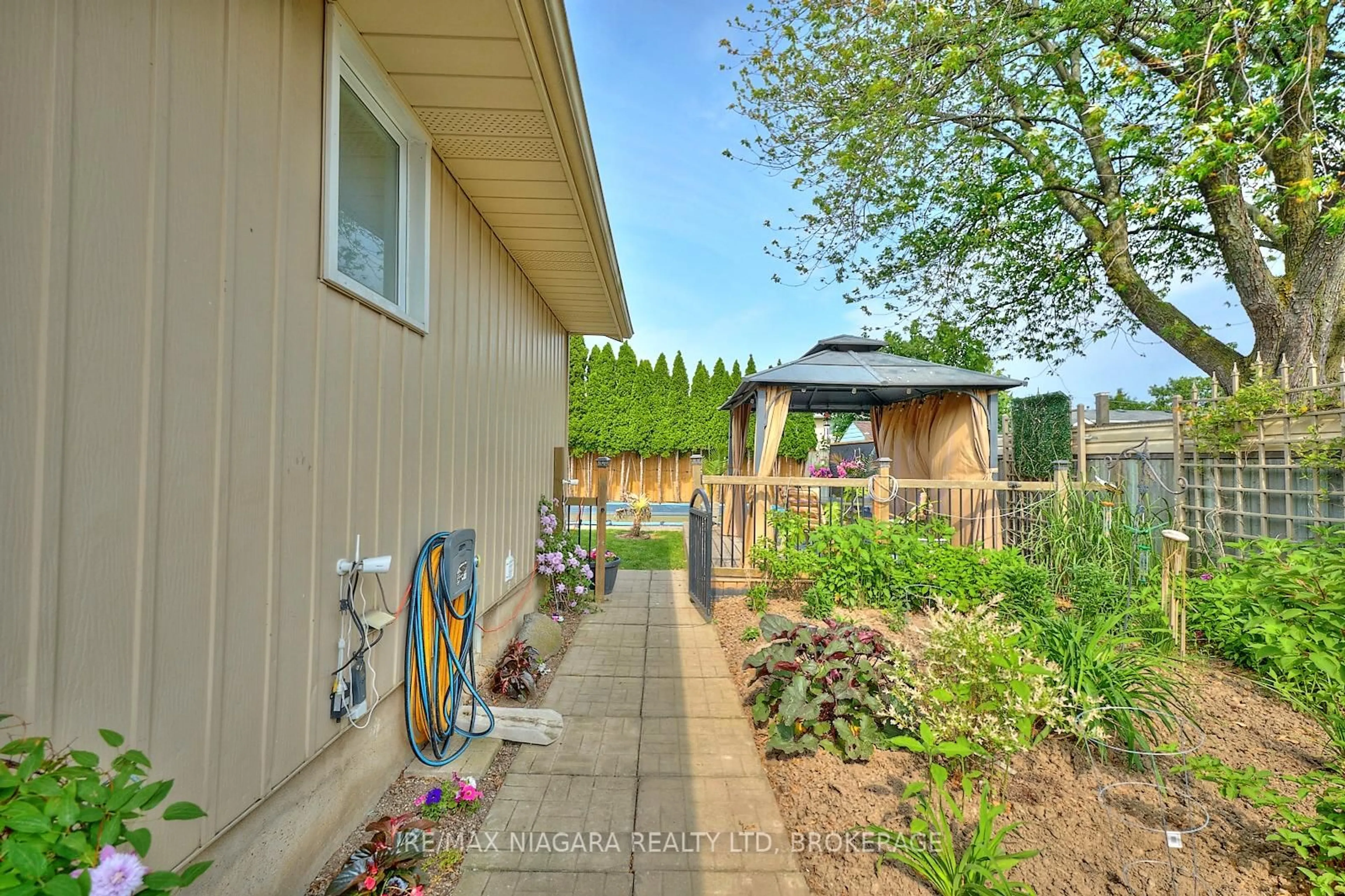 Patio, unknown for 23 Huntley Cres, St. Catharines Ontario L2M 6E5