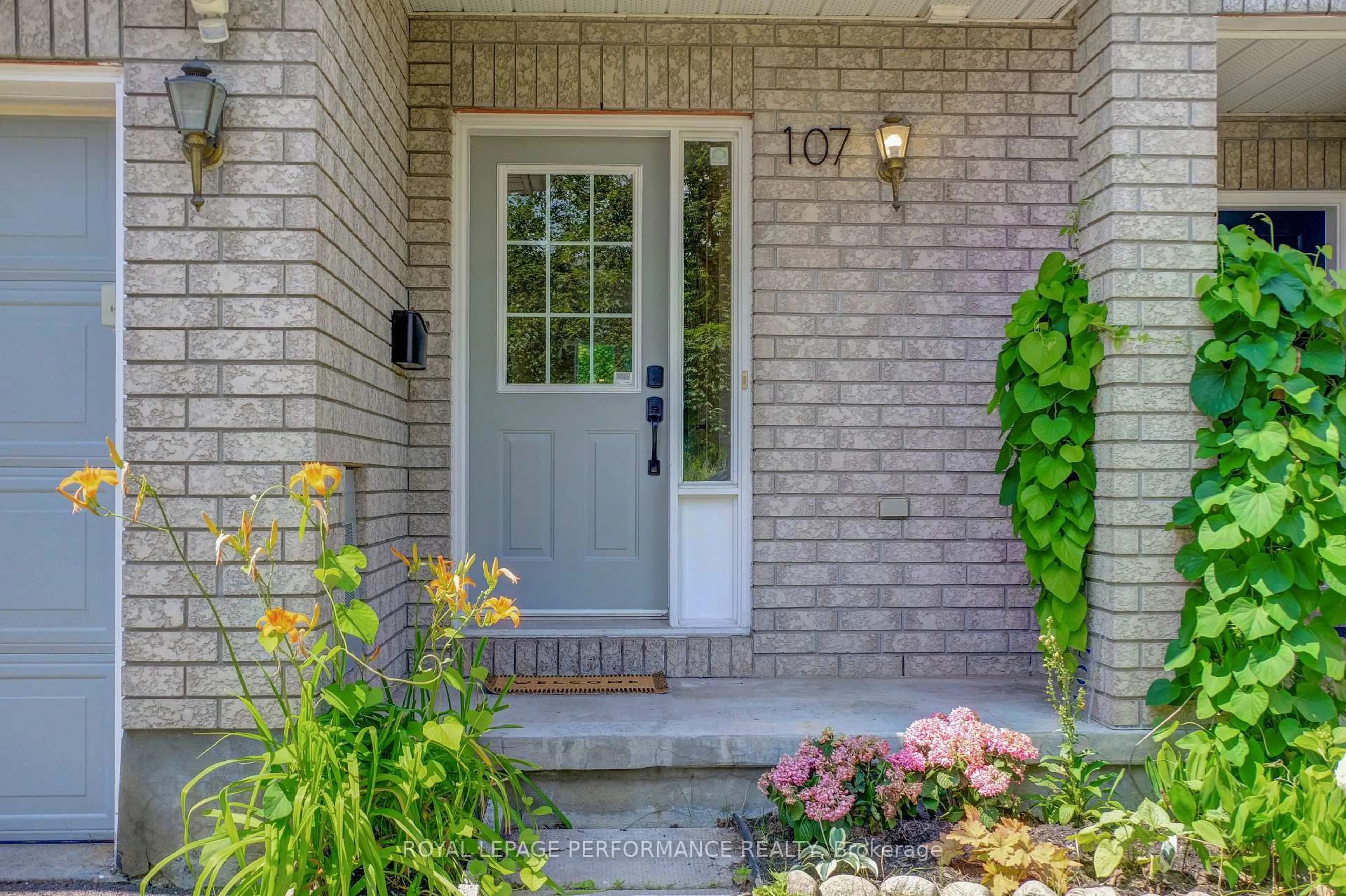 Indoor entryway for 107 Margrave Ave, Ottawa Ontario K1T 3Y1