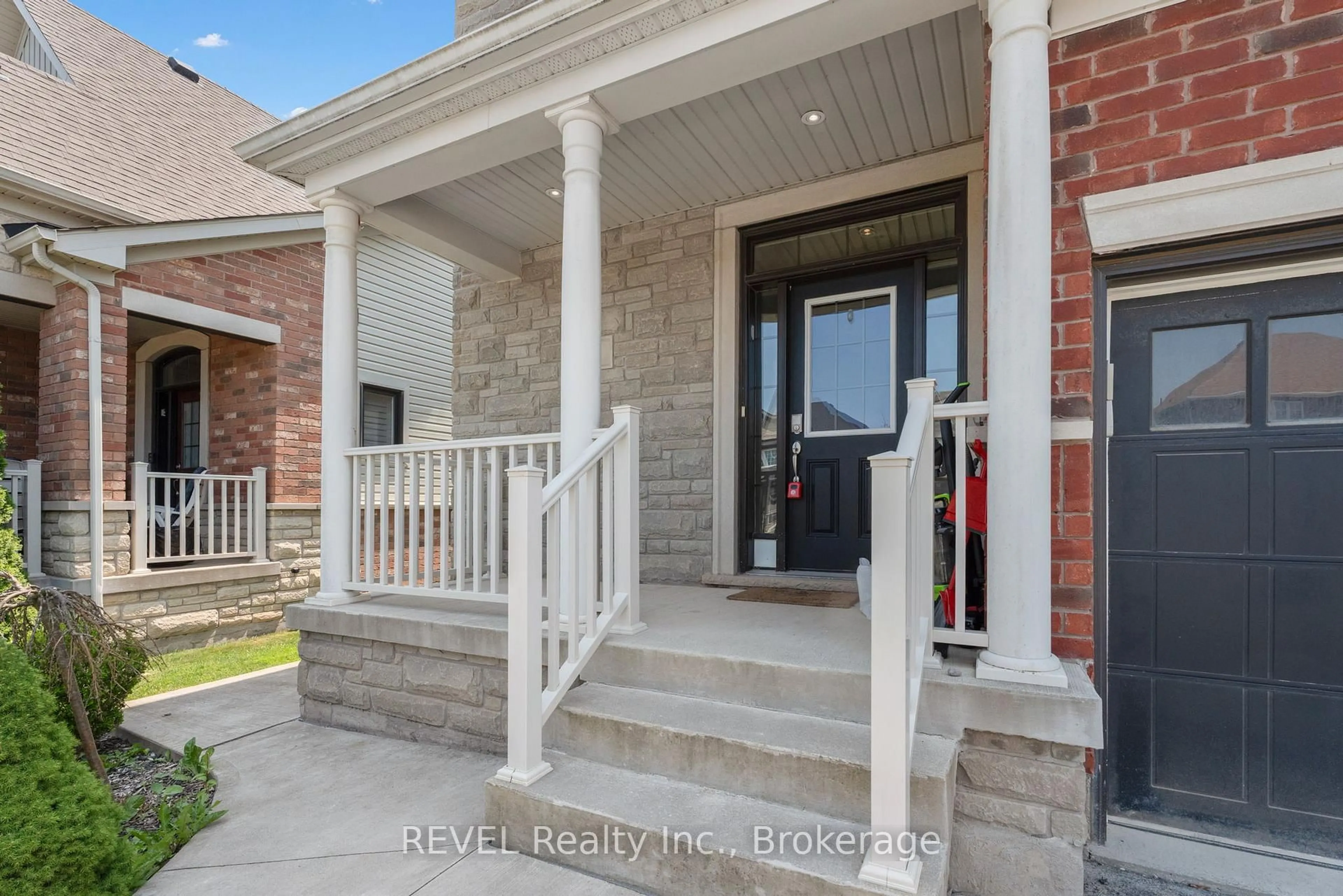 Indoor entryway for 11 SUCCESS Way, Thorold Ontario L2V 0B9