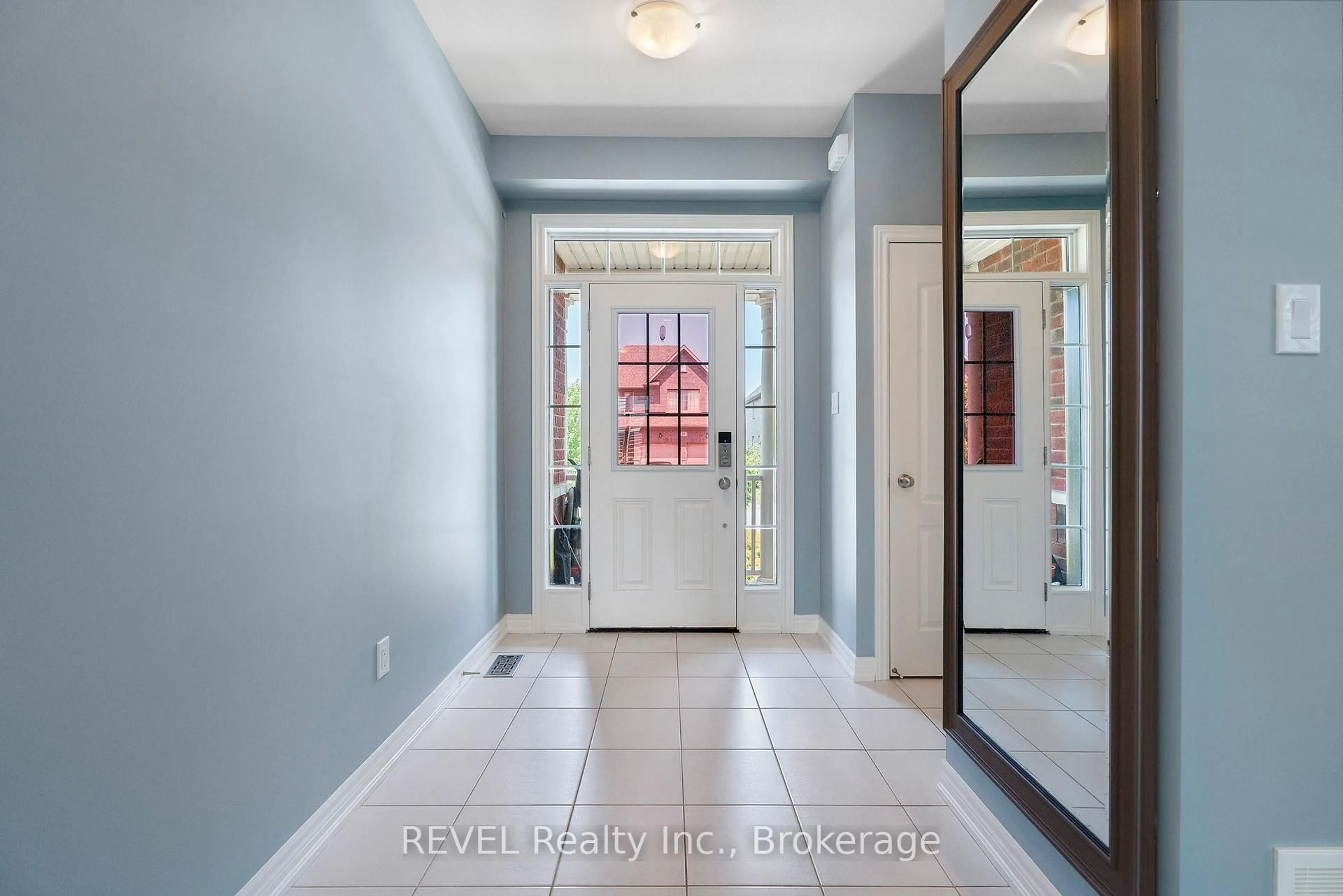 Indoor entryway for 11 SUCCESS Way, Thorold Ontario L2V 0B9