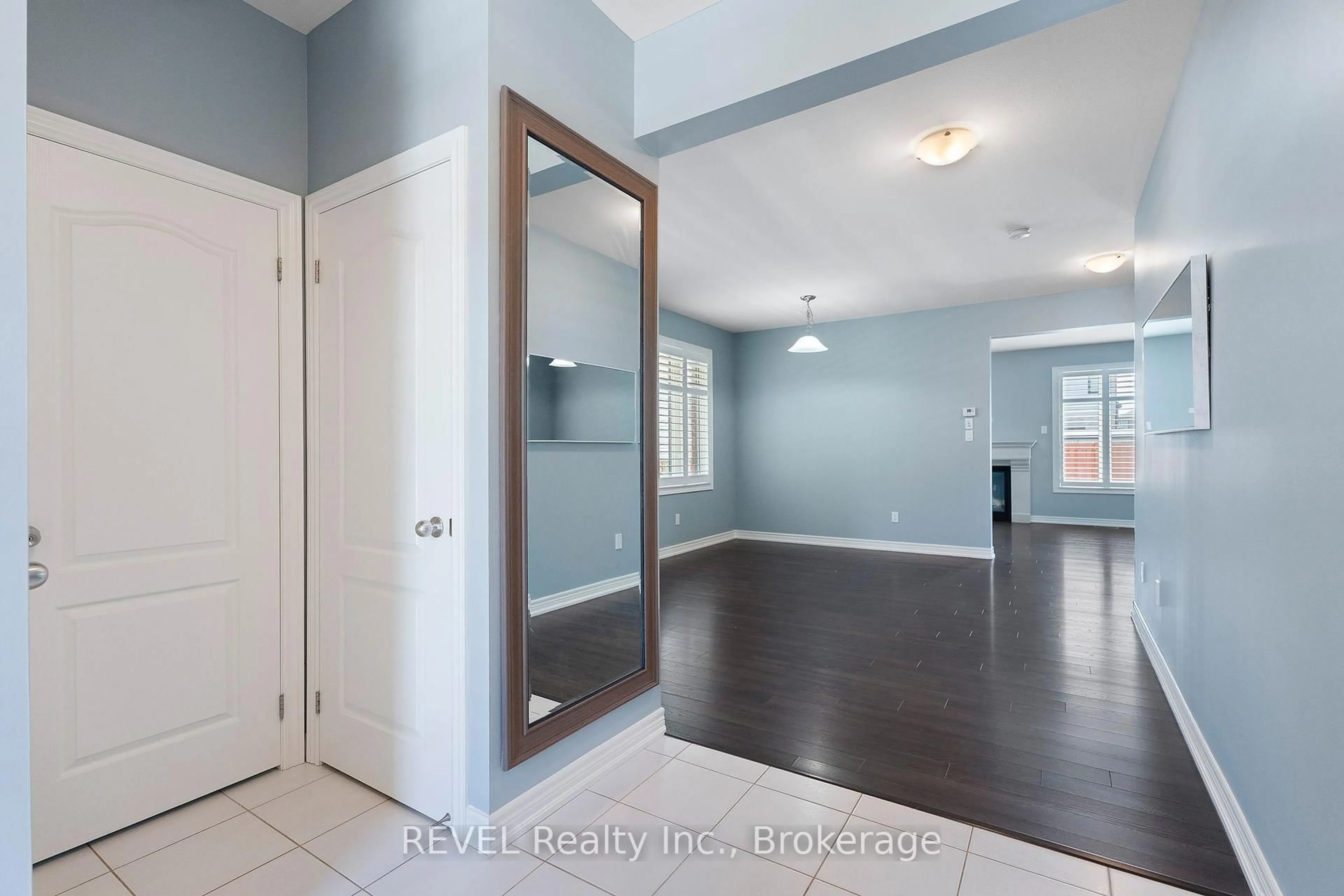 Indoor entryway for 11 SUCCESS Way, Thorold Ontario L2V 0B9