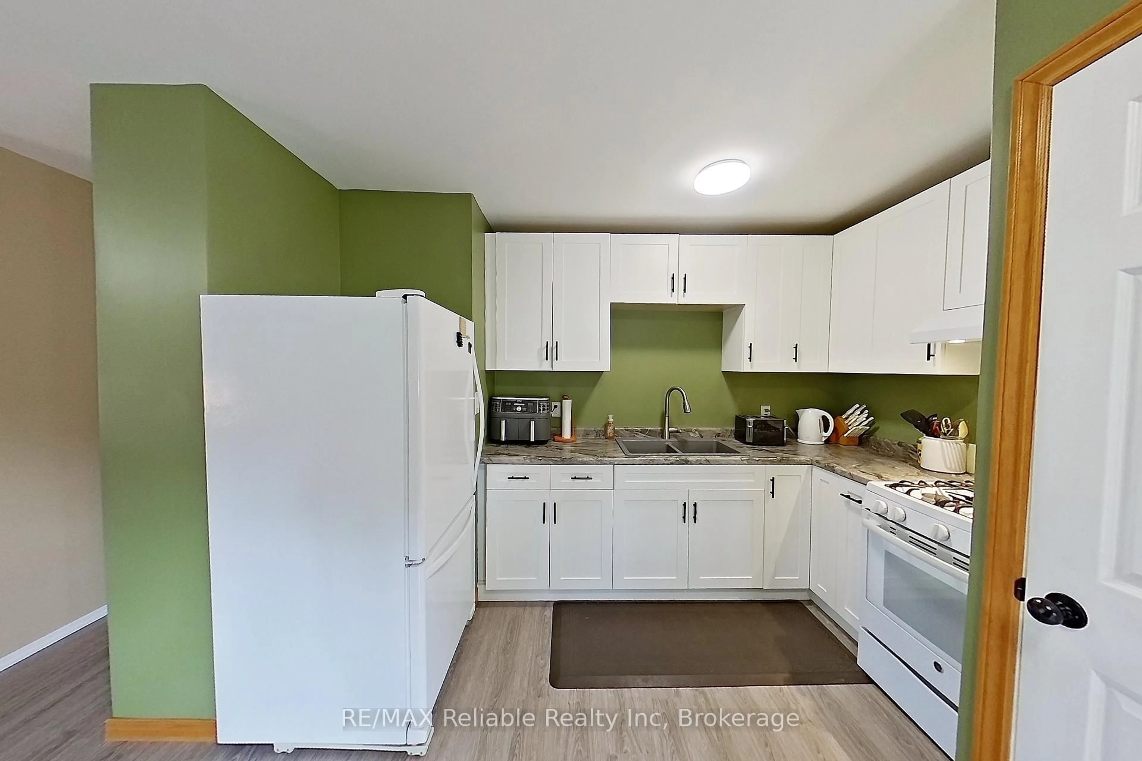 Standard kitchen, unknown for 386 James St, Central Huron Ontario N0M 1L0