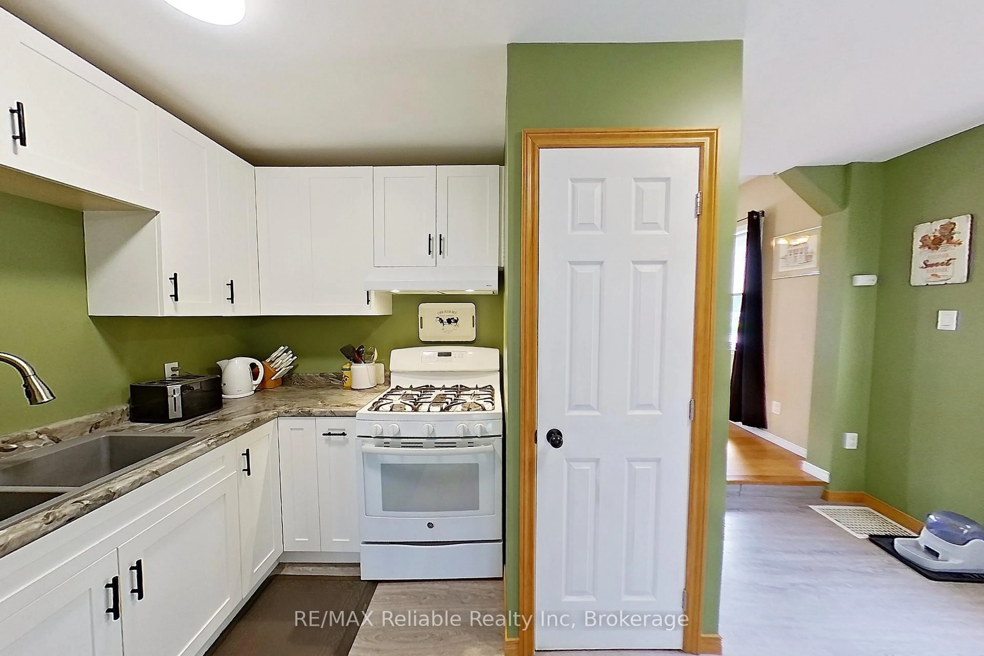 Standard kitchen, unknown for 386 James St, Central Huron Ontario N0M 1L0