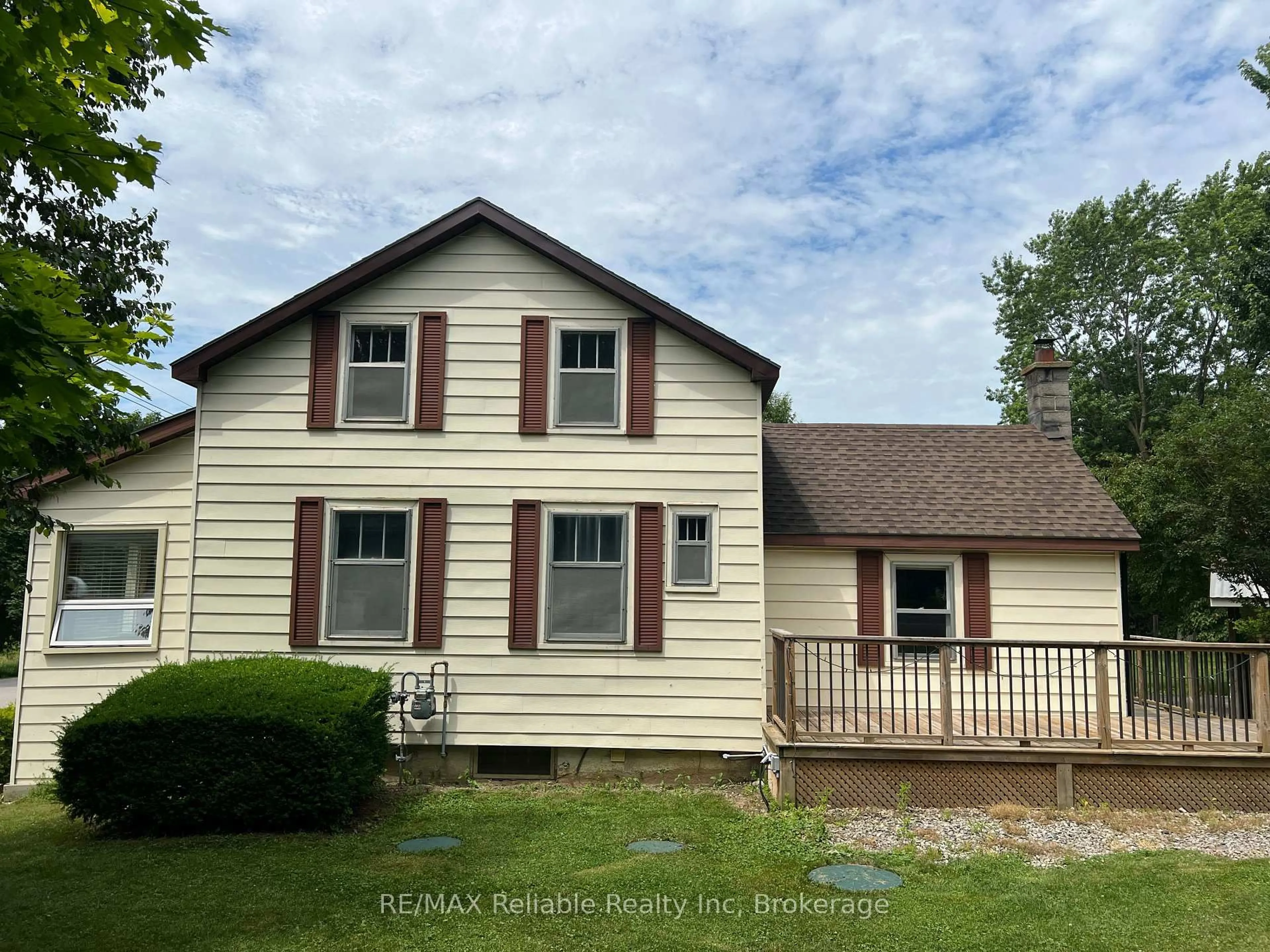 Home with vinyl exterior material, street for 37 Front St, Huron East Ontario N0K 1G0