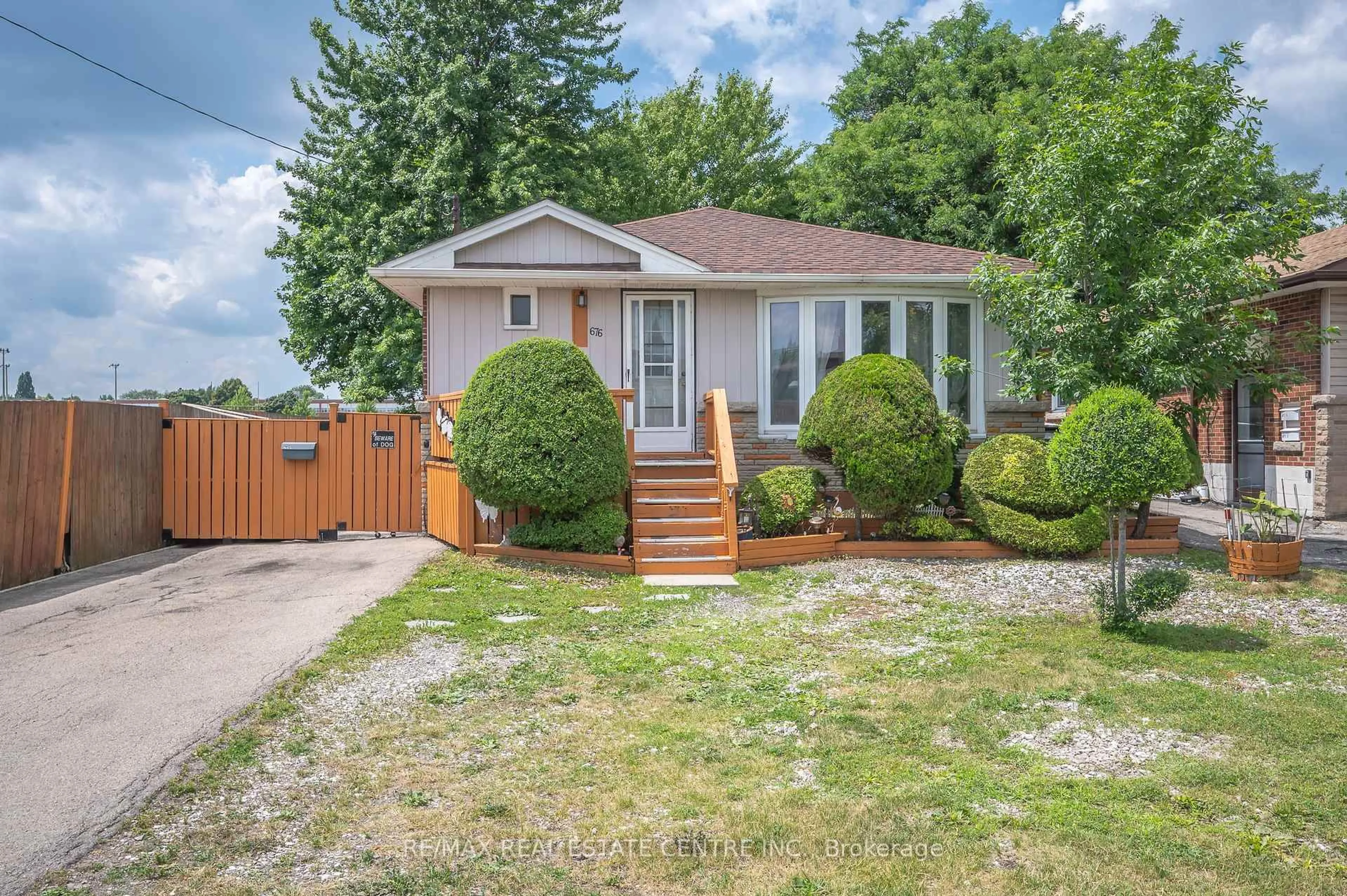 Unknown for 676 Upper Wentworth St, Hamilton Ontario L9A 4V5