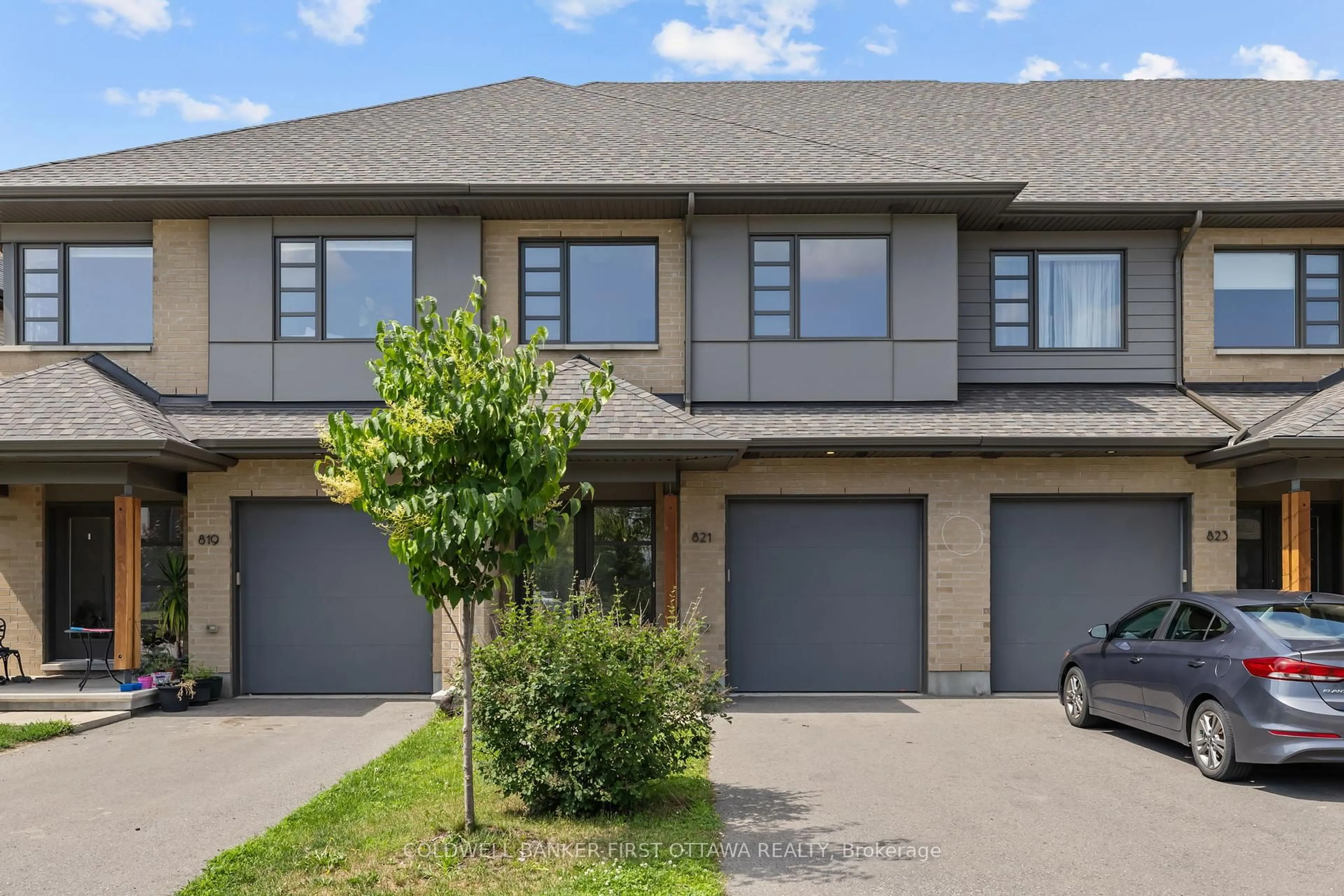A pic from outside/outdoor area/front of a property/back of a property/a pic from drone, street for 821 Quartet Ave, Ottawa Ontario K1X 0C4