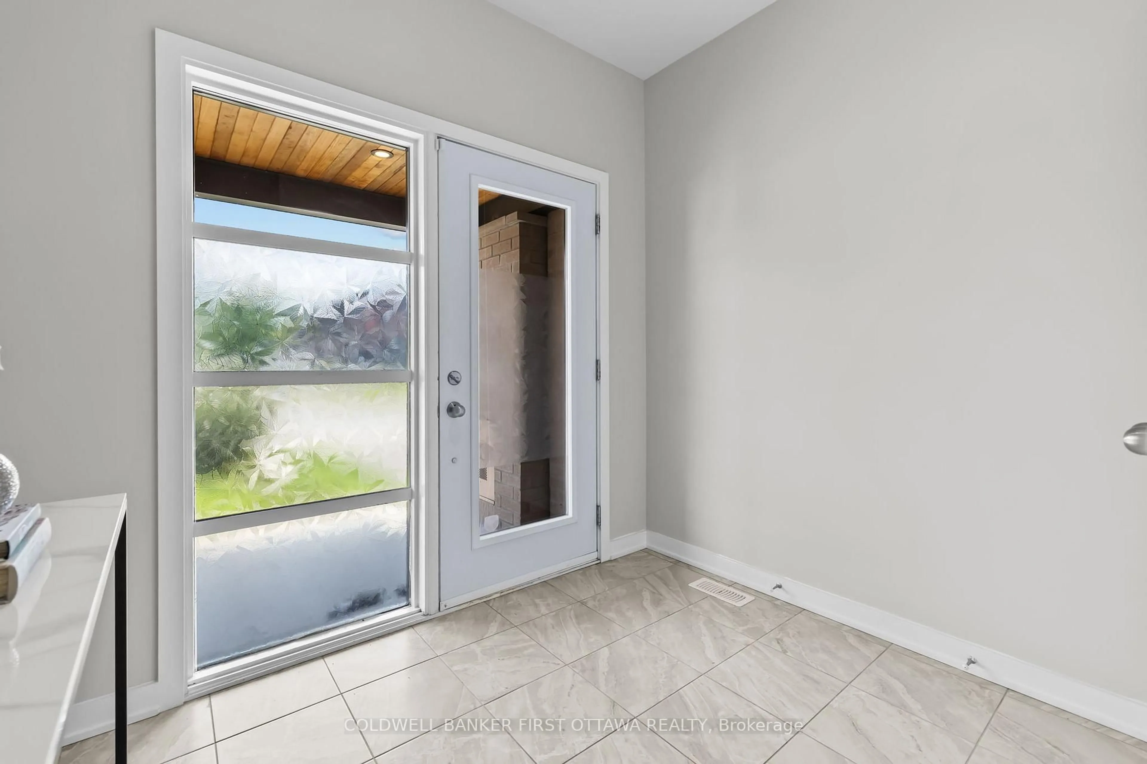 Indoor entryway for 821 Quartet Ave, Ottawa Ontario K1X 0C4