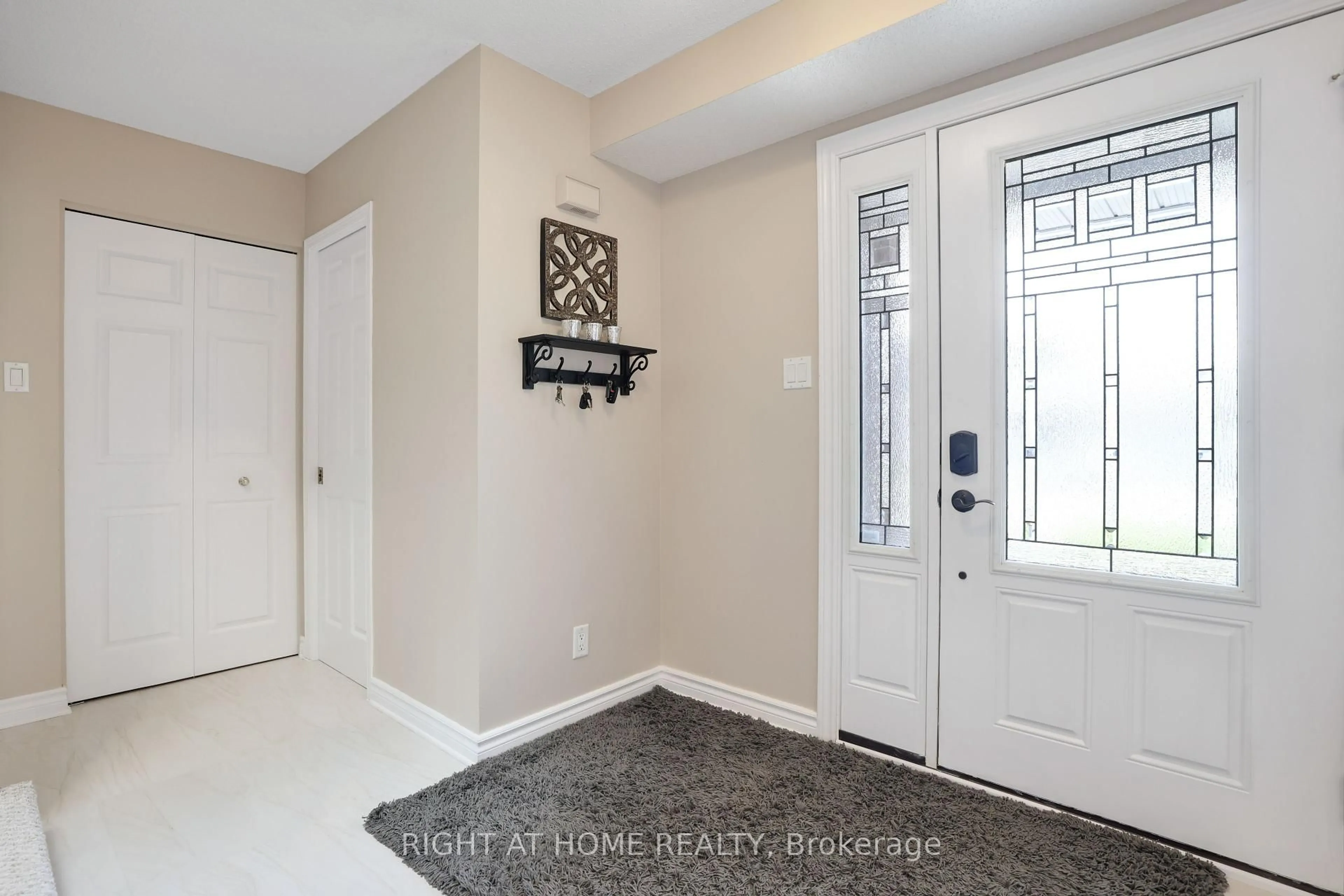 Indoor entryway for 101 Beechfern Dr, Stittsville Ontario K2S 1E3