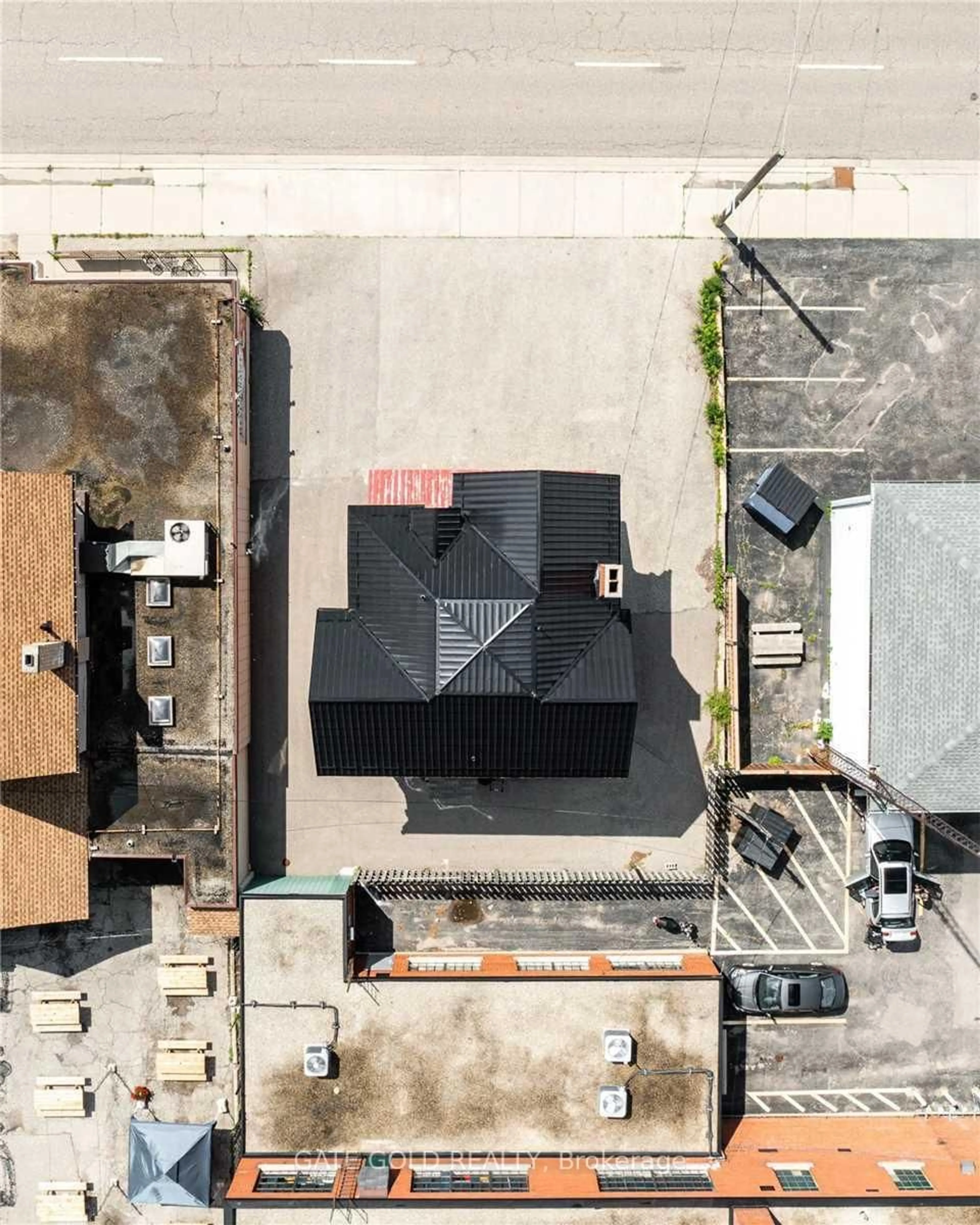 A pic from outside/outdoor area/front of a property/back of a property/a pic from drone, street for 160 Victoria St, Kitchener Ontario N2H 5C6