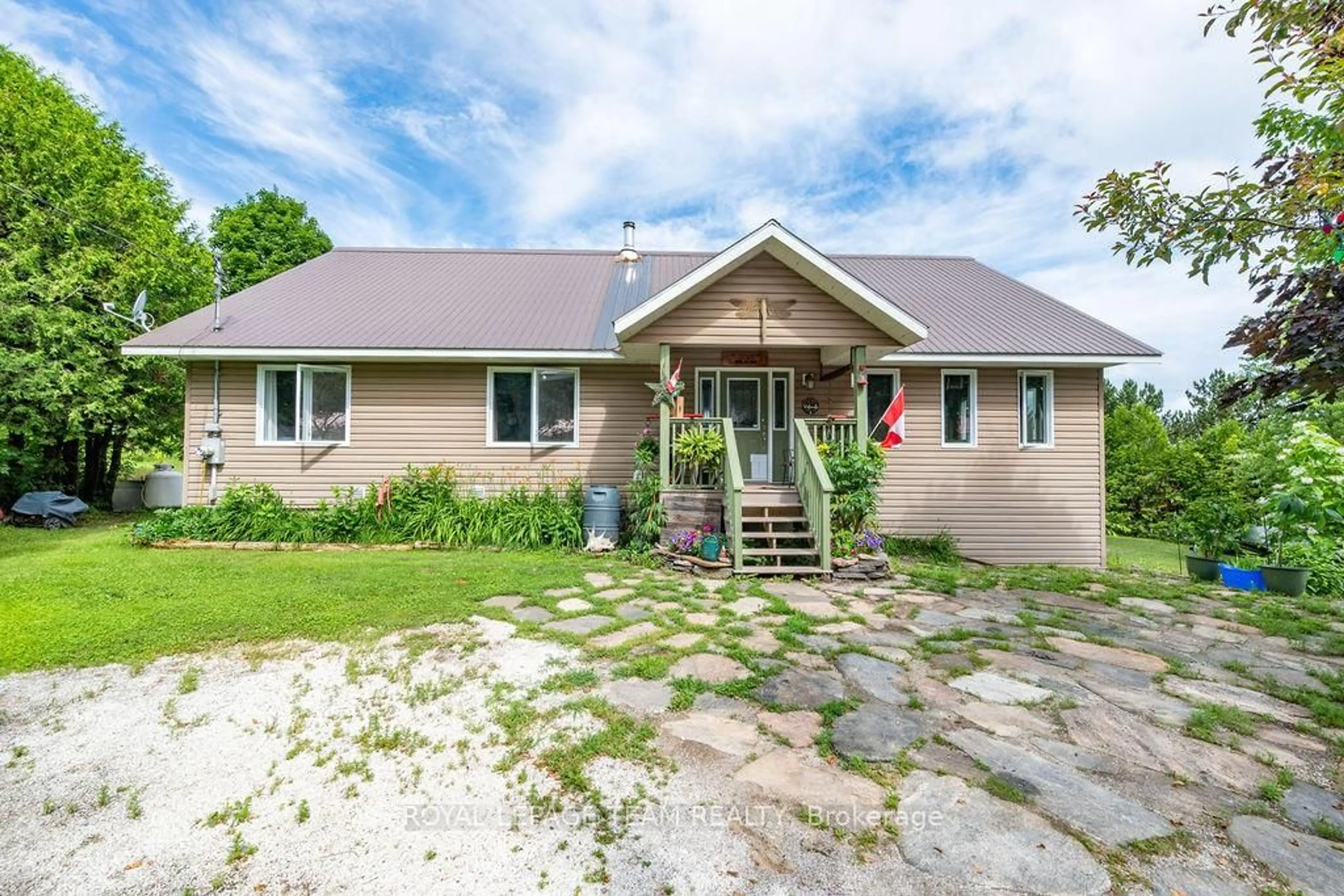Home with vinyl exterior material, unknown for 23 Algonquin Rd, Foymount Ontario K0J 1W0