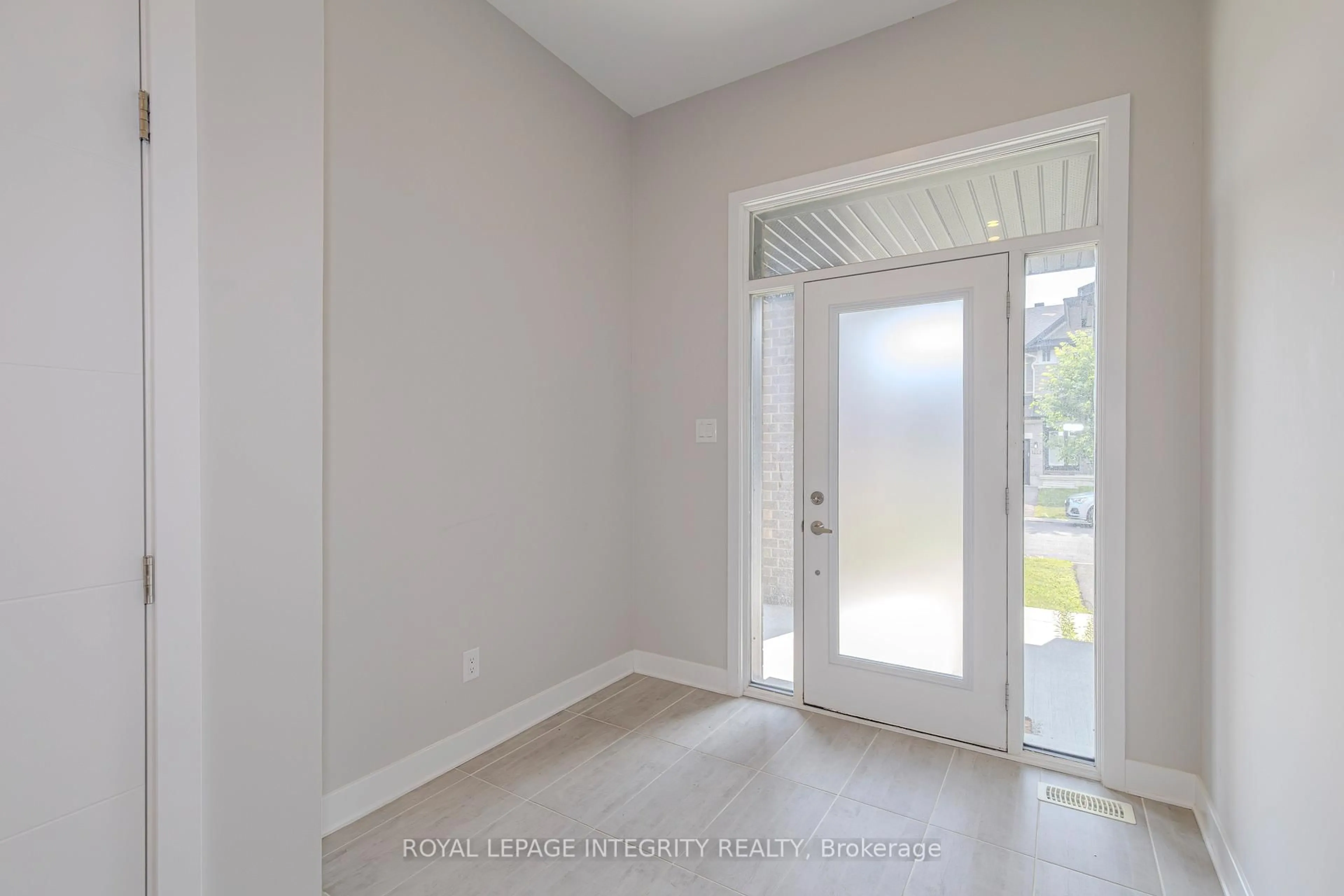 Indoor entryway for 710 TWIST Way, Ottawa Ontario K2V 0M8