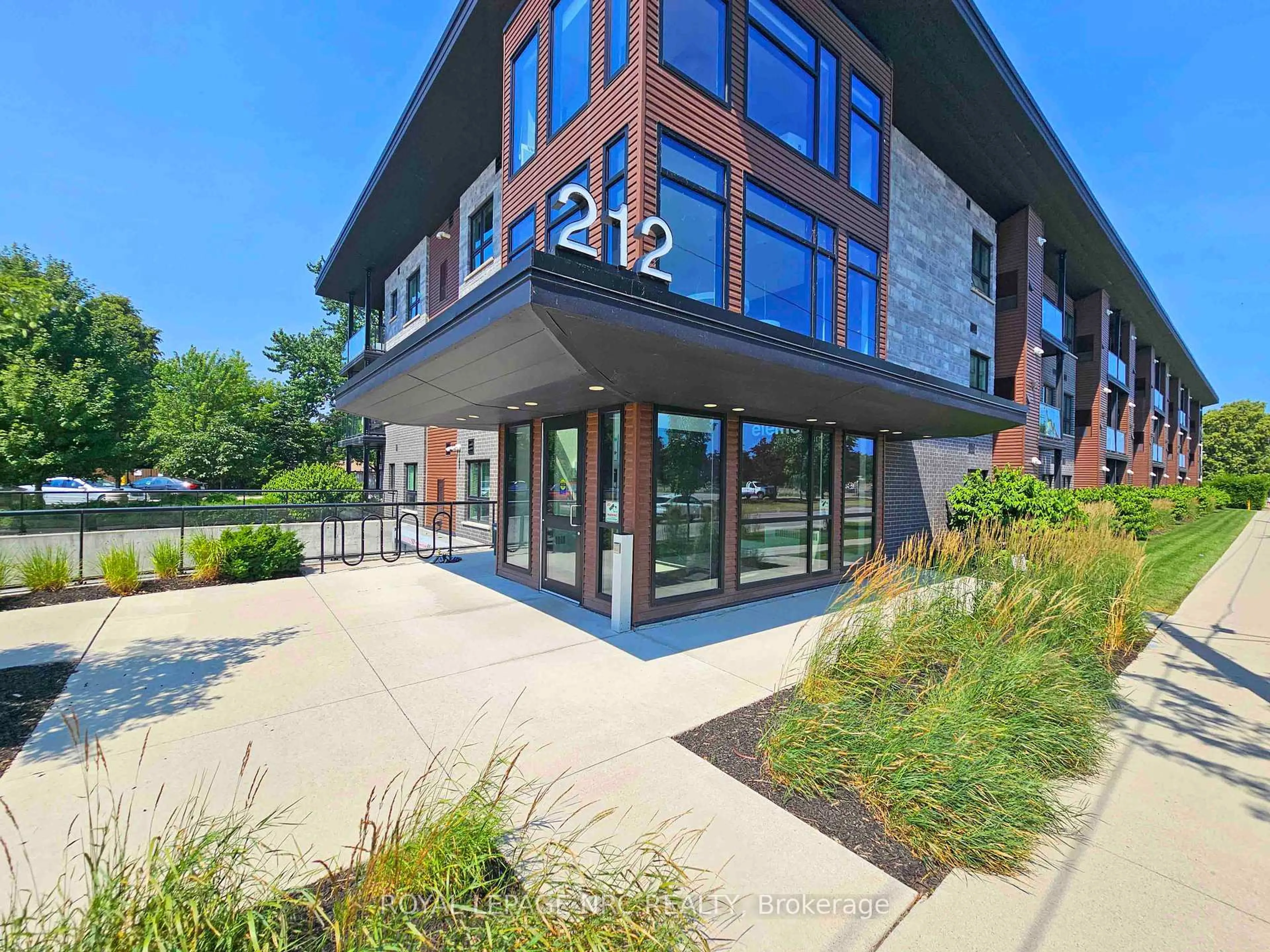 Home with brick exterior material, building for 212 Lakeport Rd #114, St. Catharines Ontario L2N 0B4