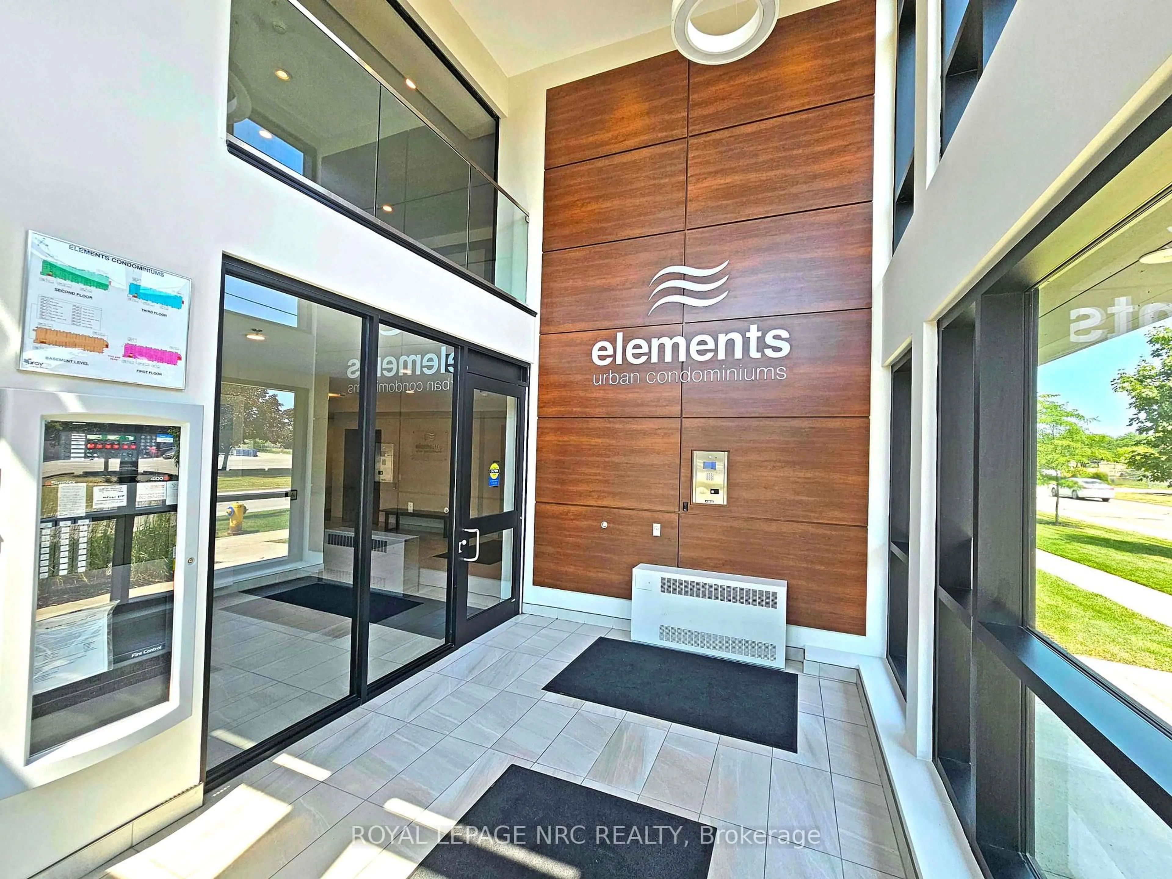 Indoor foyer for 212 Lakeport Rd #114, St. Catharines Ontario L2N 0B4