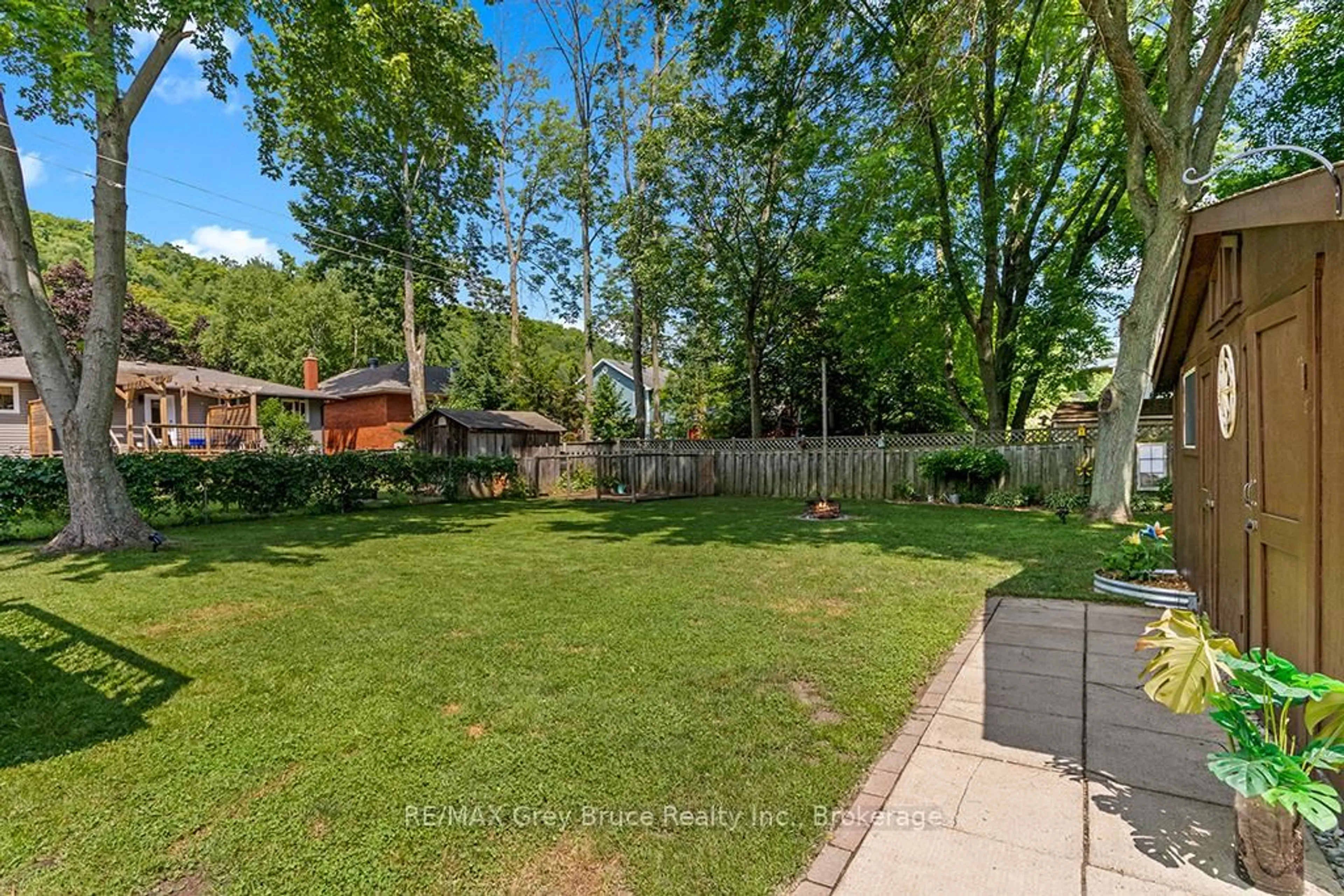 A pic from outside/outdoor area/front of a property/back of a property/a pic from drone, unknown for 580 2nd  A St, Owen Sound Ontario N4K 6H4